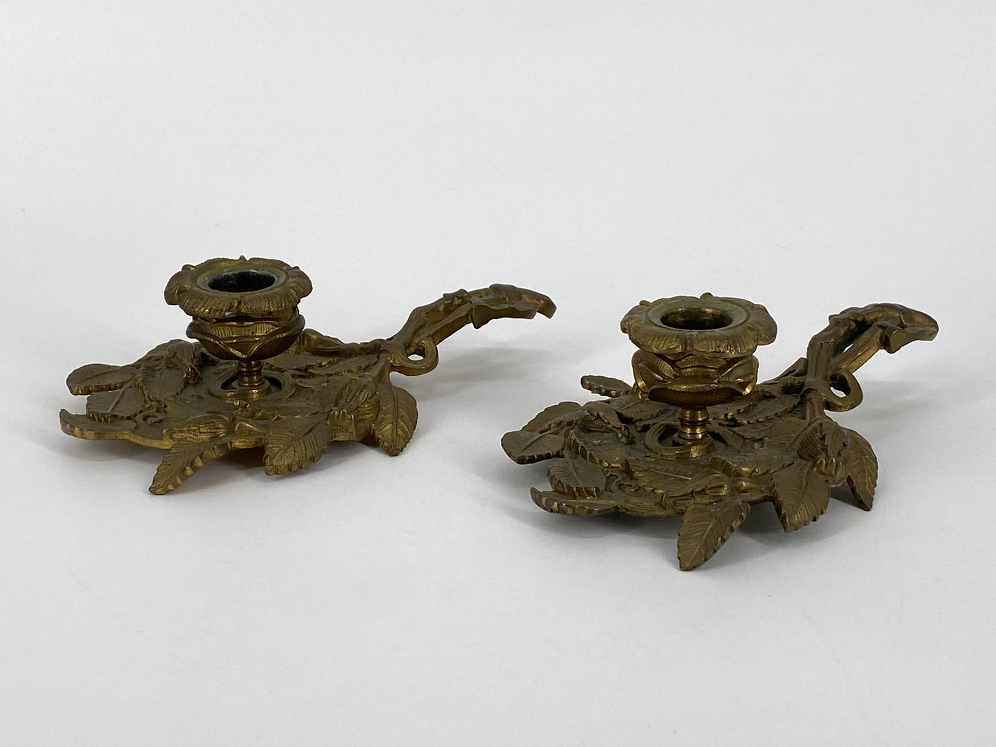 2 Kerzenhalter mit Blättern und Knospen aus Messing, Jugendstil