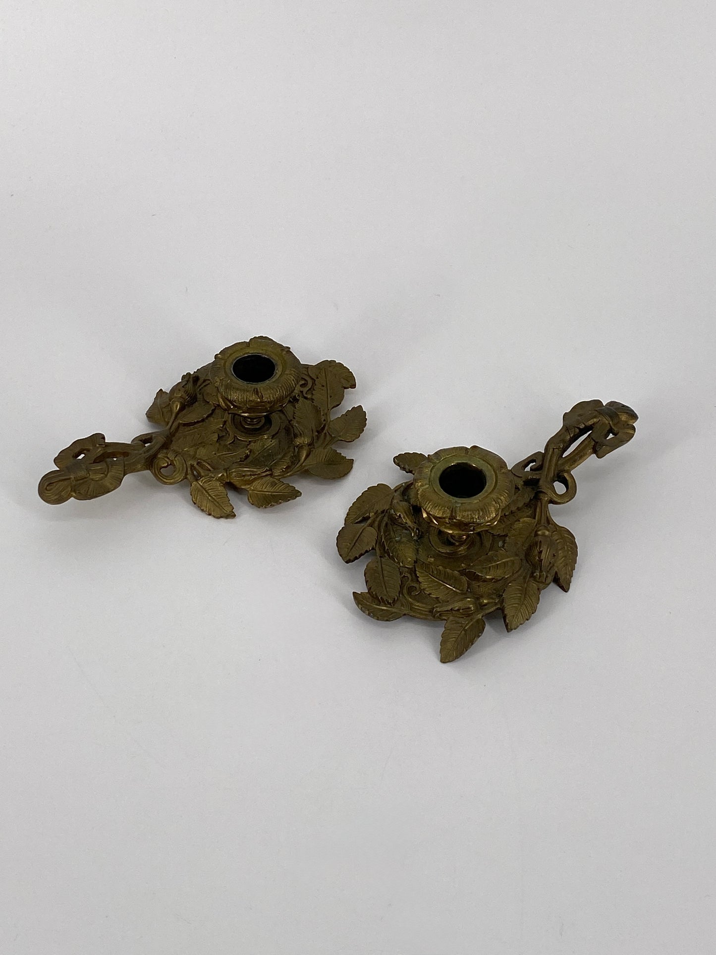 2 Kerzenhalter mit Blättern und Knospen aus Messing, Jugendstil