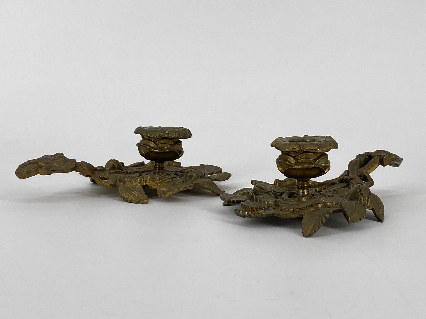 2 Kerzenhalter mit Blättern und Knospen aus Messing, Jugendstil