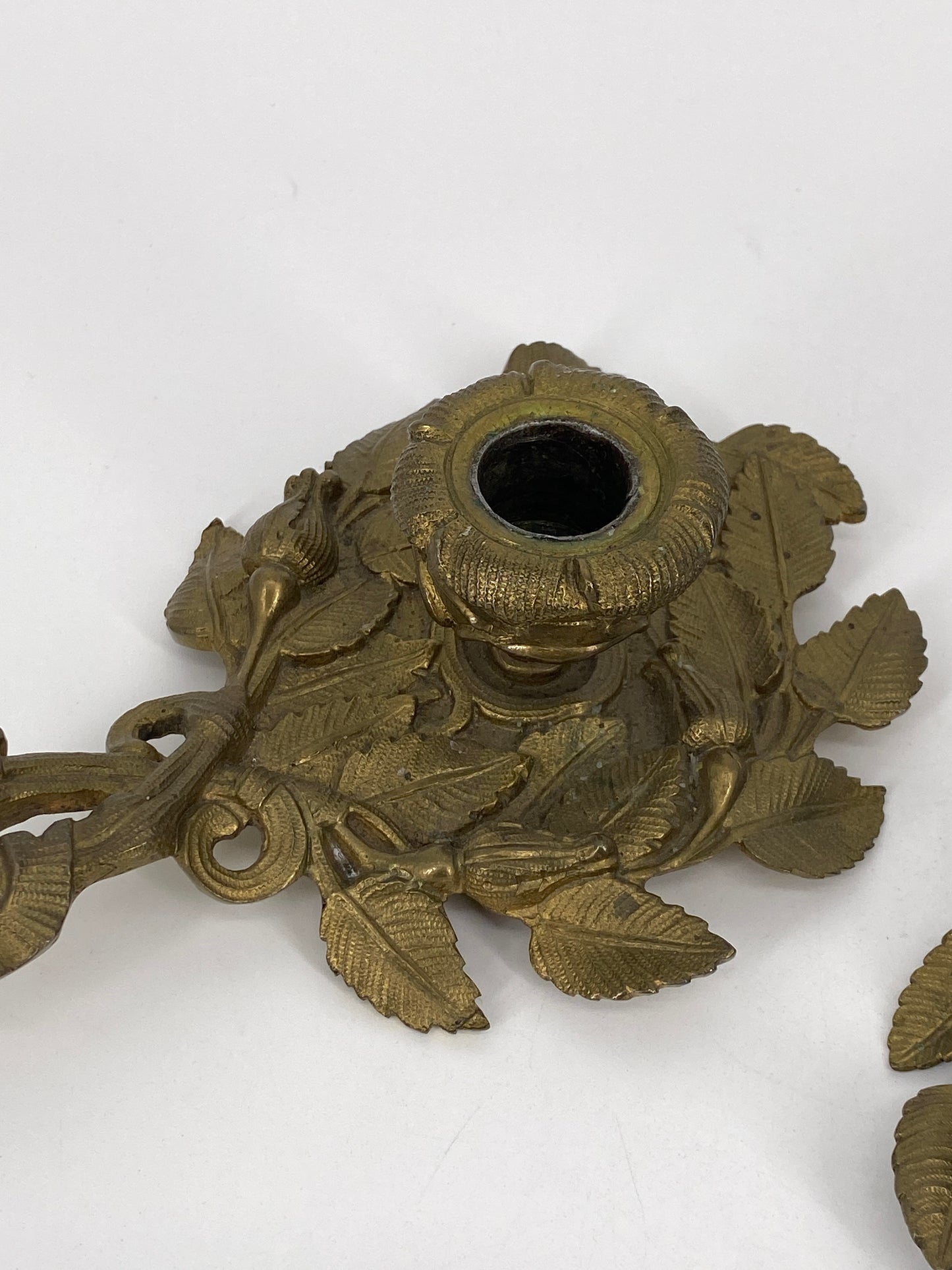 2 Kerzenhalter mit Blättern und Knospen aus Messing, Jugendstil