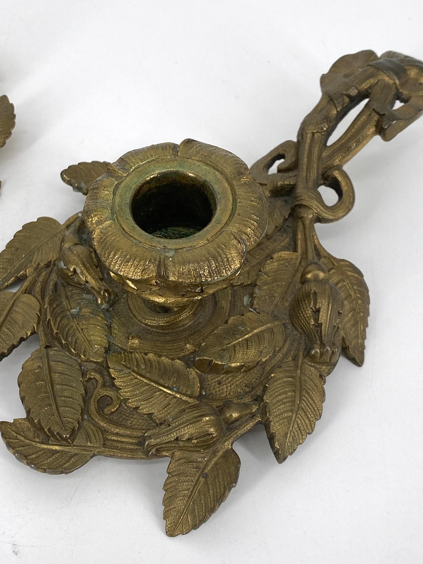 2 Kerzenhalter mit Blättern und Knospen aus Messing, Jugendstil