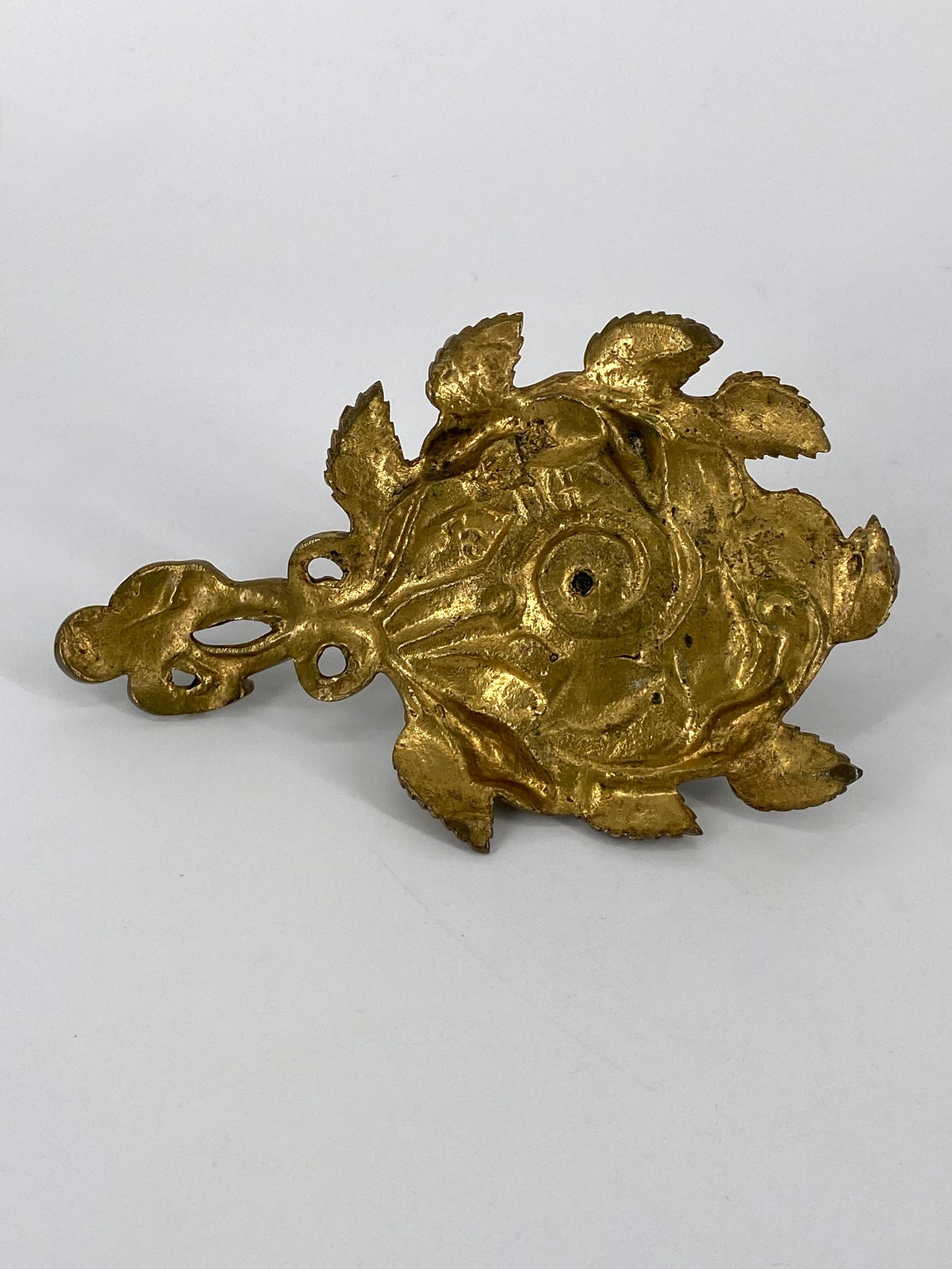 2 Kerzenhalter mit Blättern und Knospen aus Messing, Jugendstil