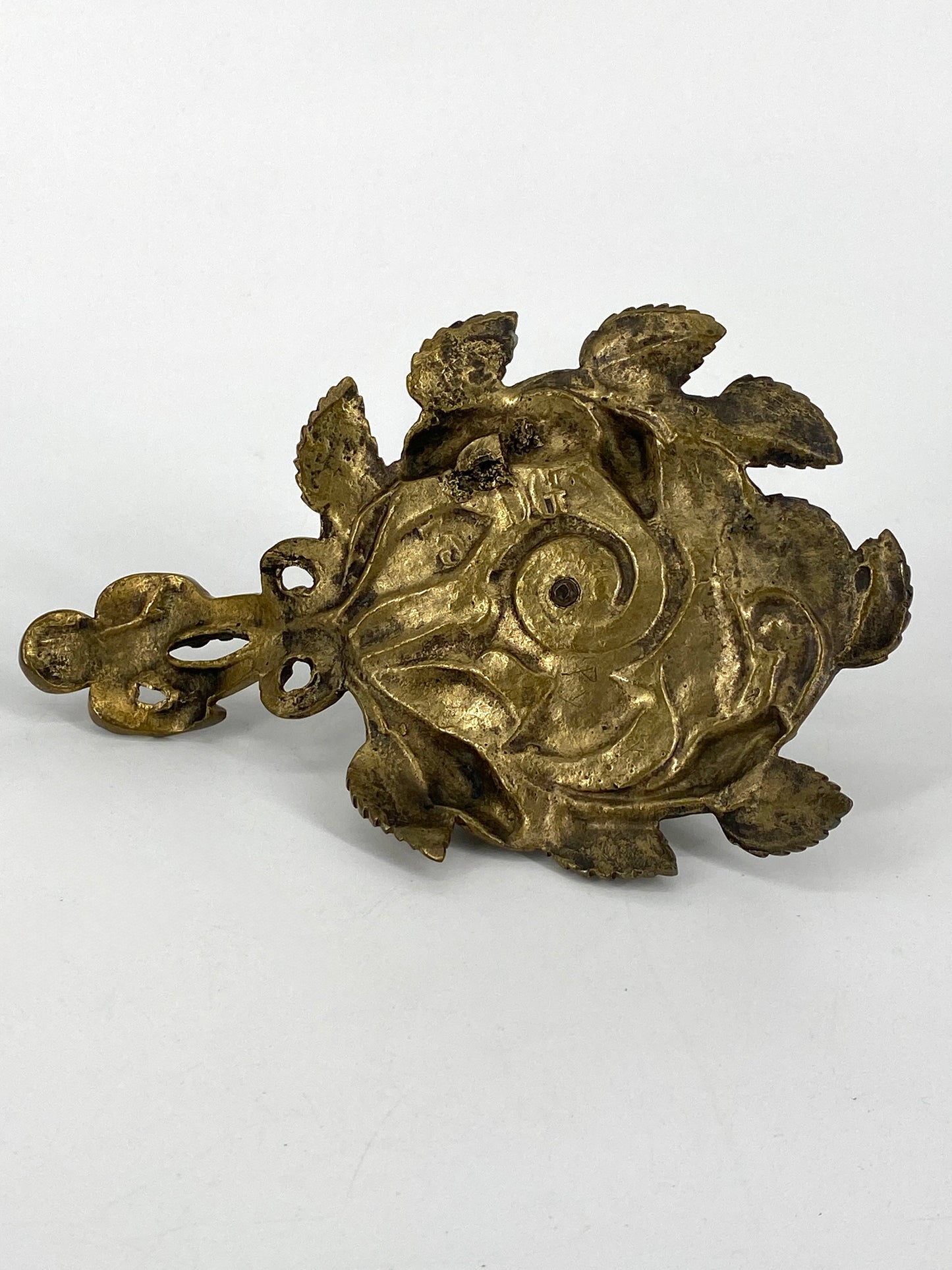 2 Kerzenhalter mit Blättern und Knospen aus Messing, Jugendstil