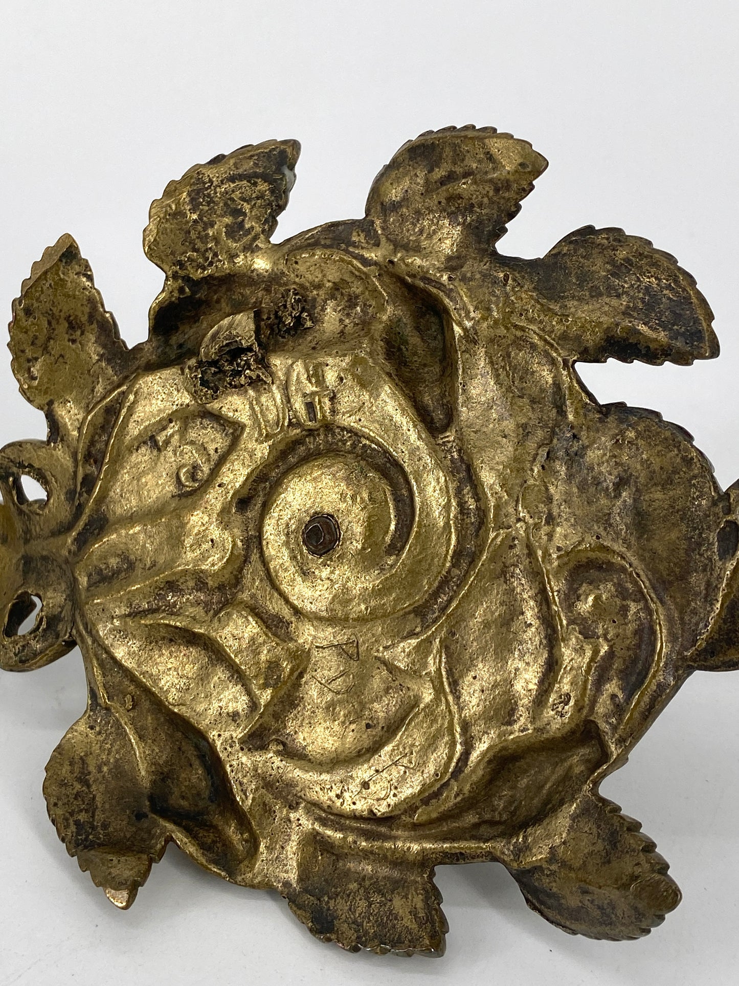 2 Kerzenhalter mit Blättern und Knospen aus Messing, Jugendstil