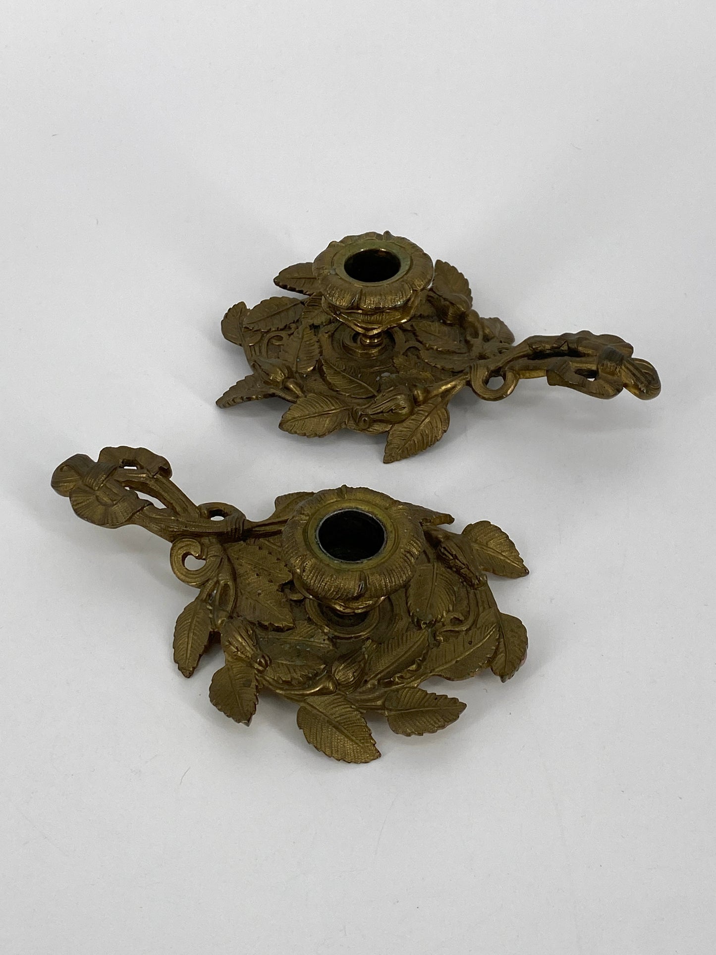 2 Kerzenhalter mit Blättern und Knospen aus Messing, Jugendstil