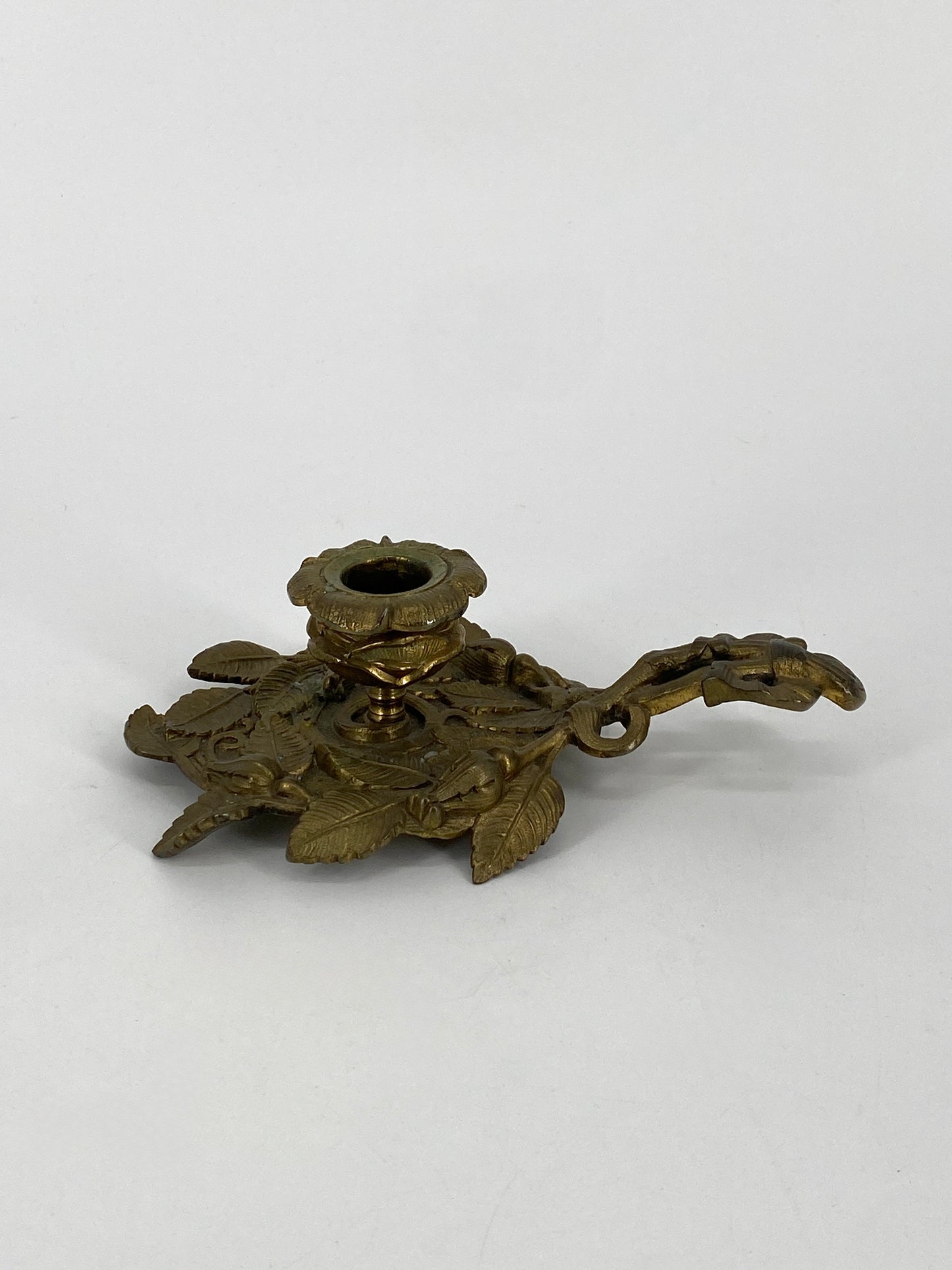 2 Kerzenhalter mit Blättern und Knospen aus Messing, Jugendstil