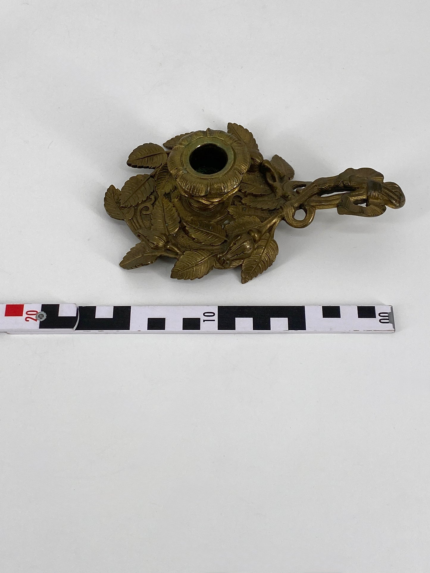 2 Kerzenhalter mit Blättern und Knospen aus Messing, Jugendstil