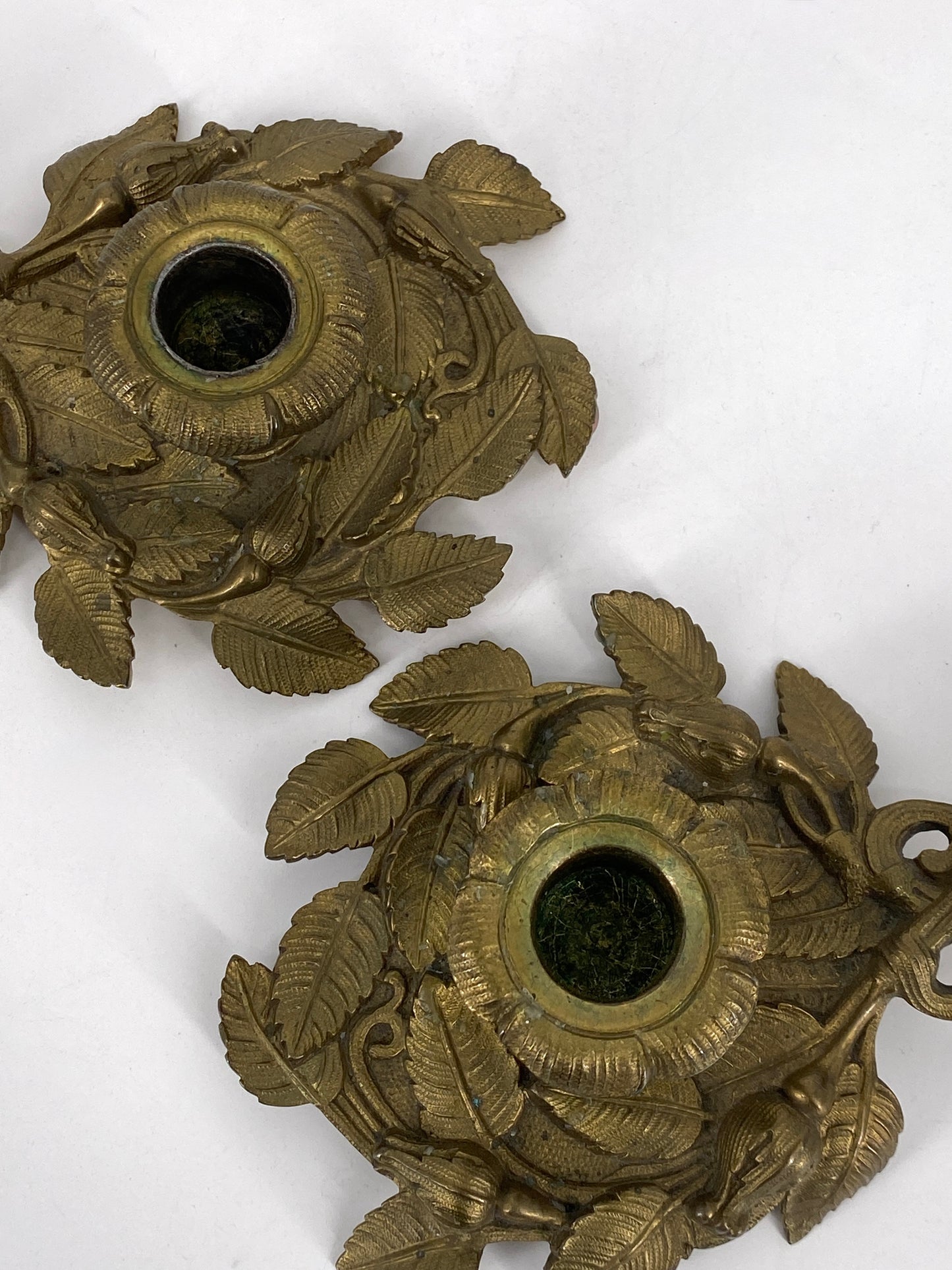 2 Kerzenhalter mit Blättern und Knospen aus Messing, Jugendstil