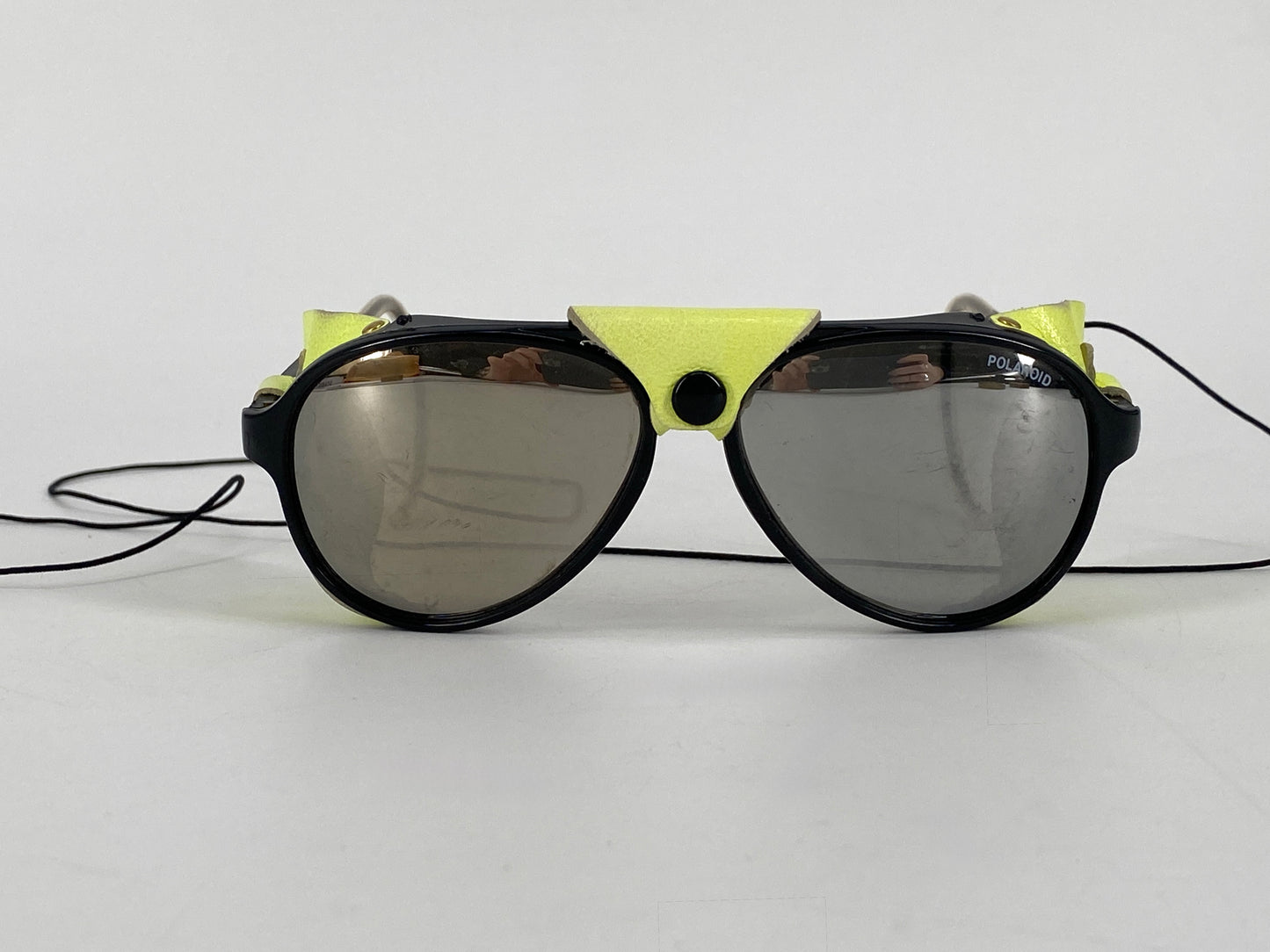Gletscherbrille von Polaroid mit Lederklappen
