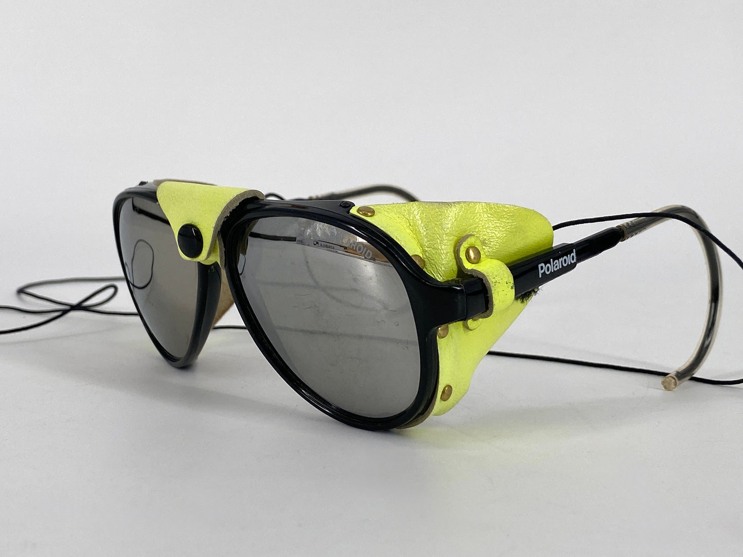 Gletscherbrille von Polaroid mit Lederklappen