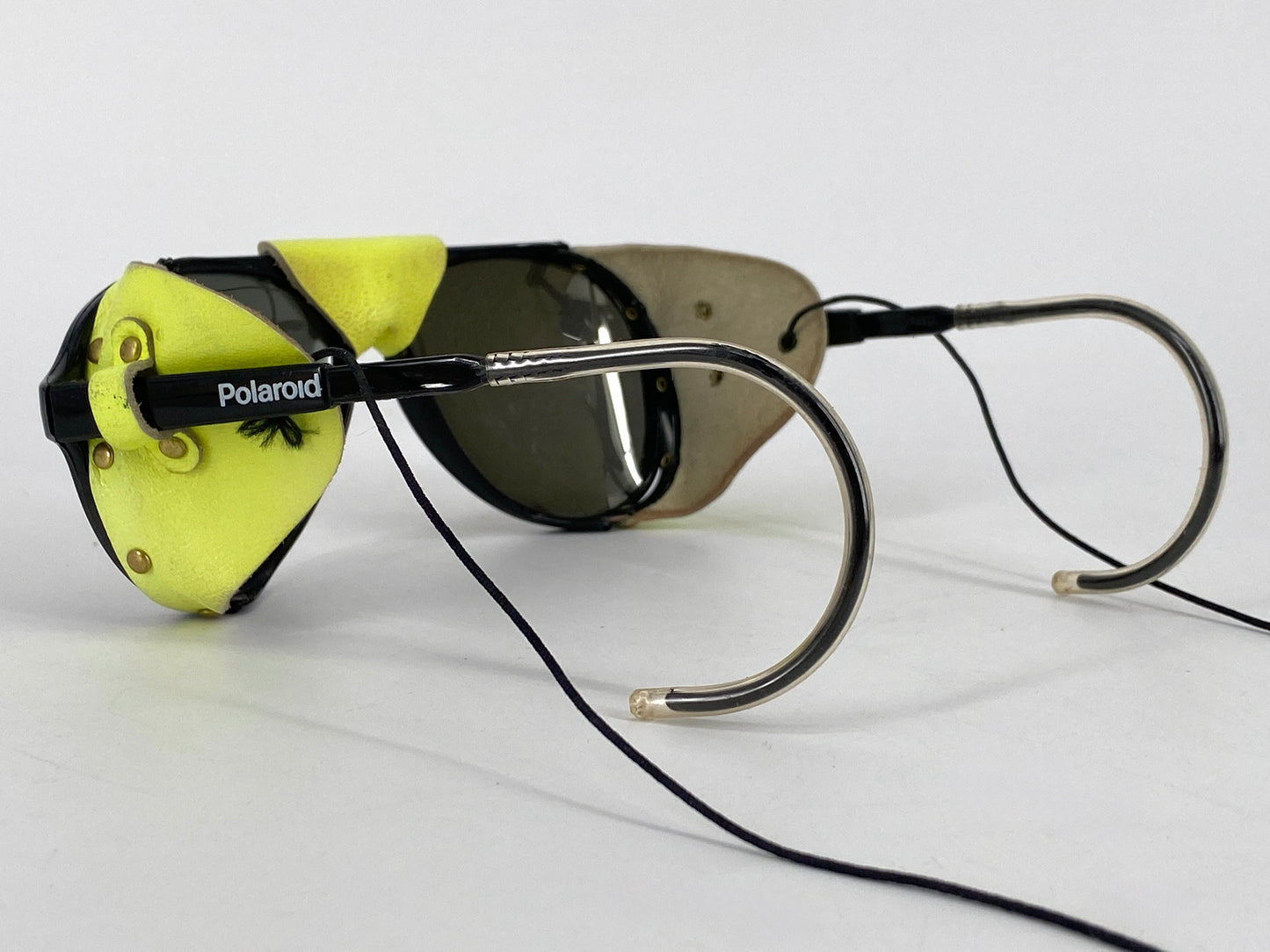 Gletscherbrille von Polaroid mit Lederklappen