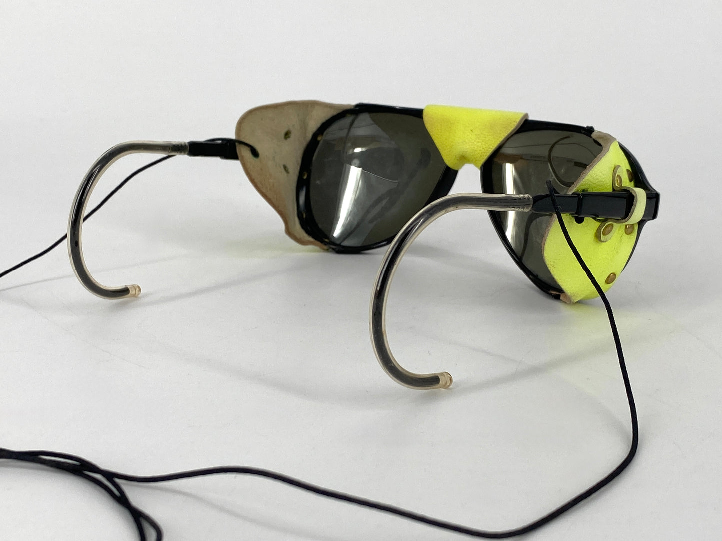 Gletscherbrille von Polaroid mit Lederklappen