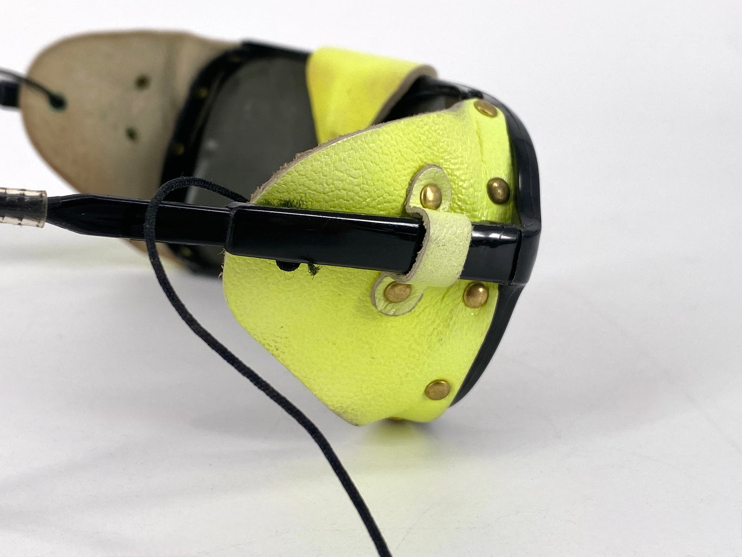 Gletscherbrille von Polaroid mit Lederklappen