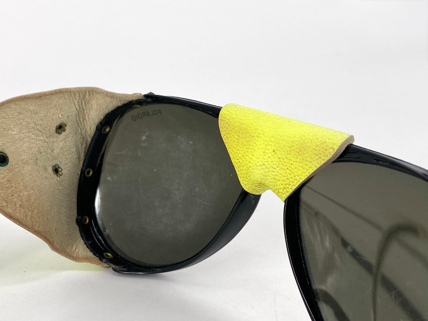 Gletscherbrille von Polaroid mit Lederklappen