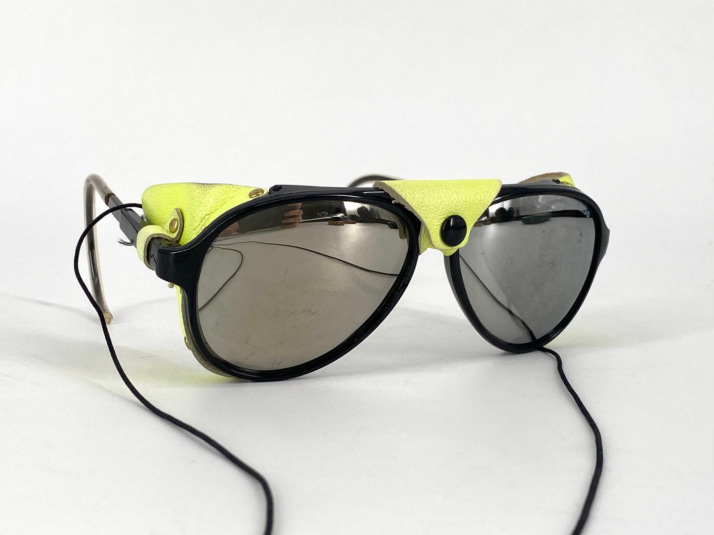 Gletscherbrille von Polaroid mit Lederklappen