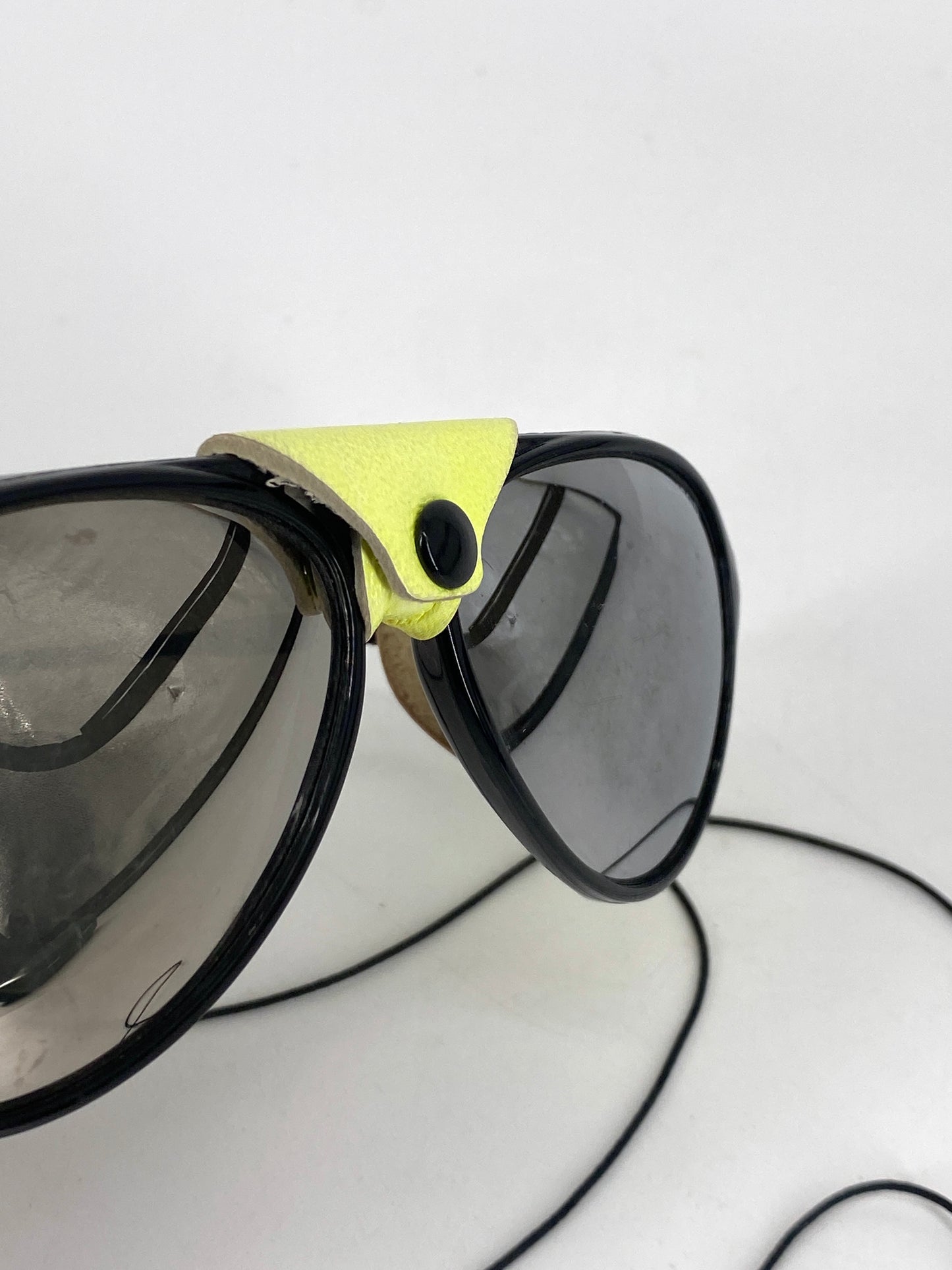 Gletscherbrille von Polaroid mit Lederklappen