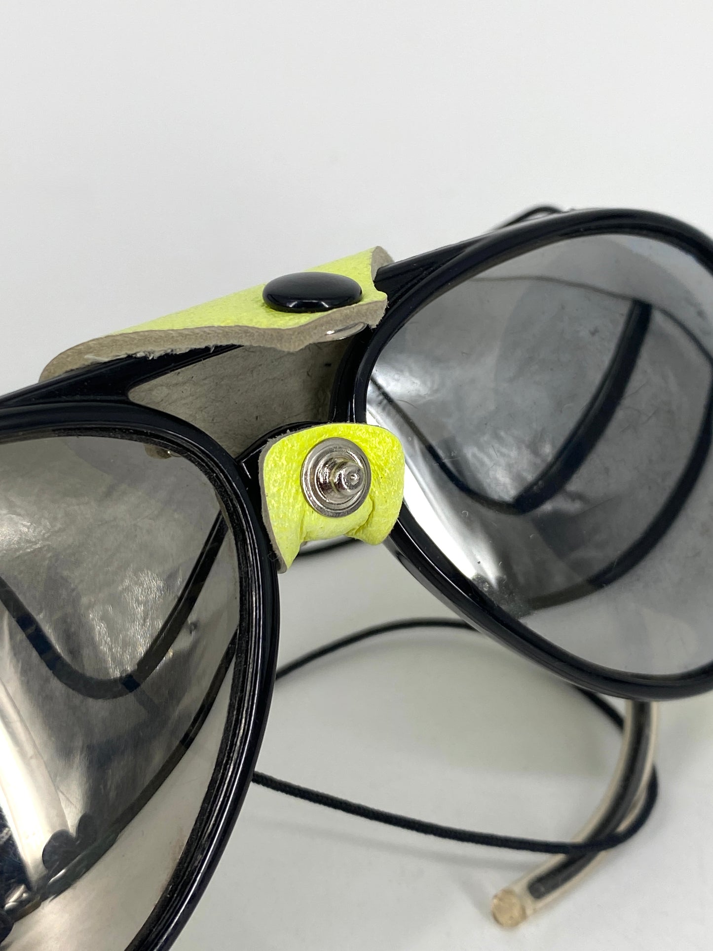 Gletscherbrille von Polaroid mit Lederklappen