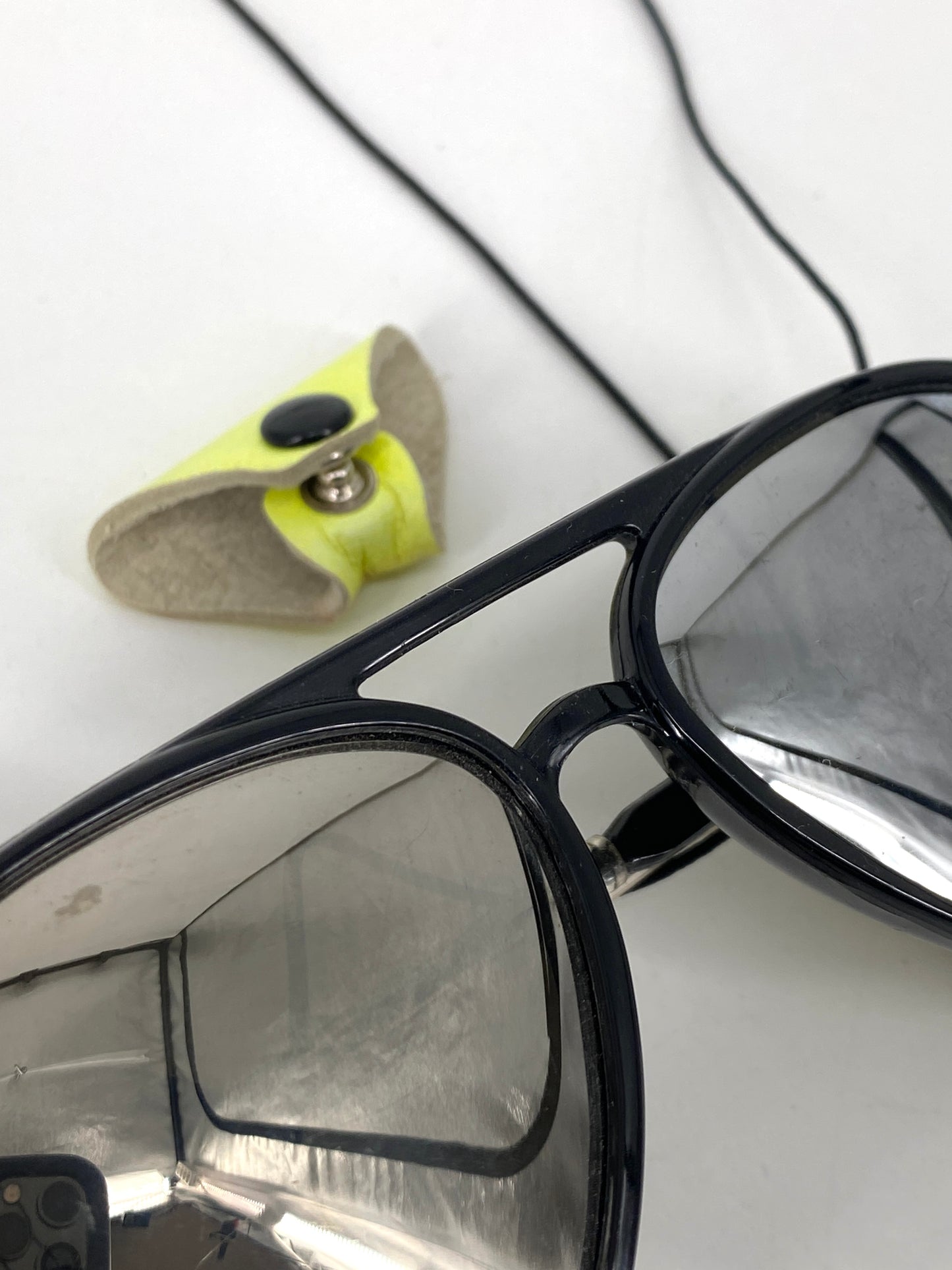 Gletscherbrille von Polaroid mit Lederklappen