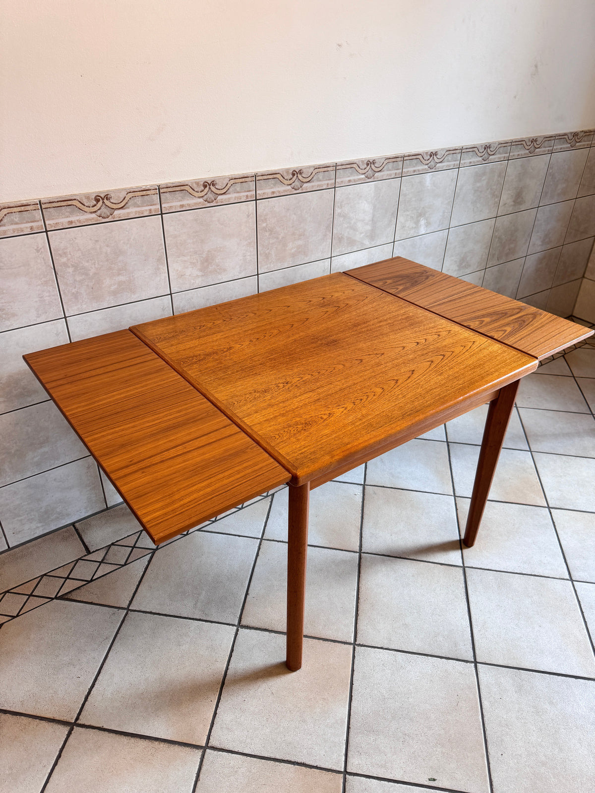 KLEINE TEAK ESSTISCH, QUADRATISCH MIT HOLLÄNDER AUSZUG