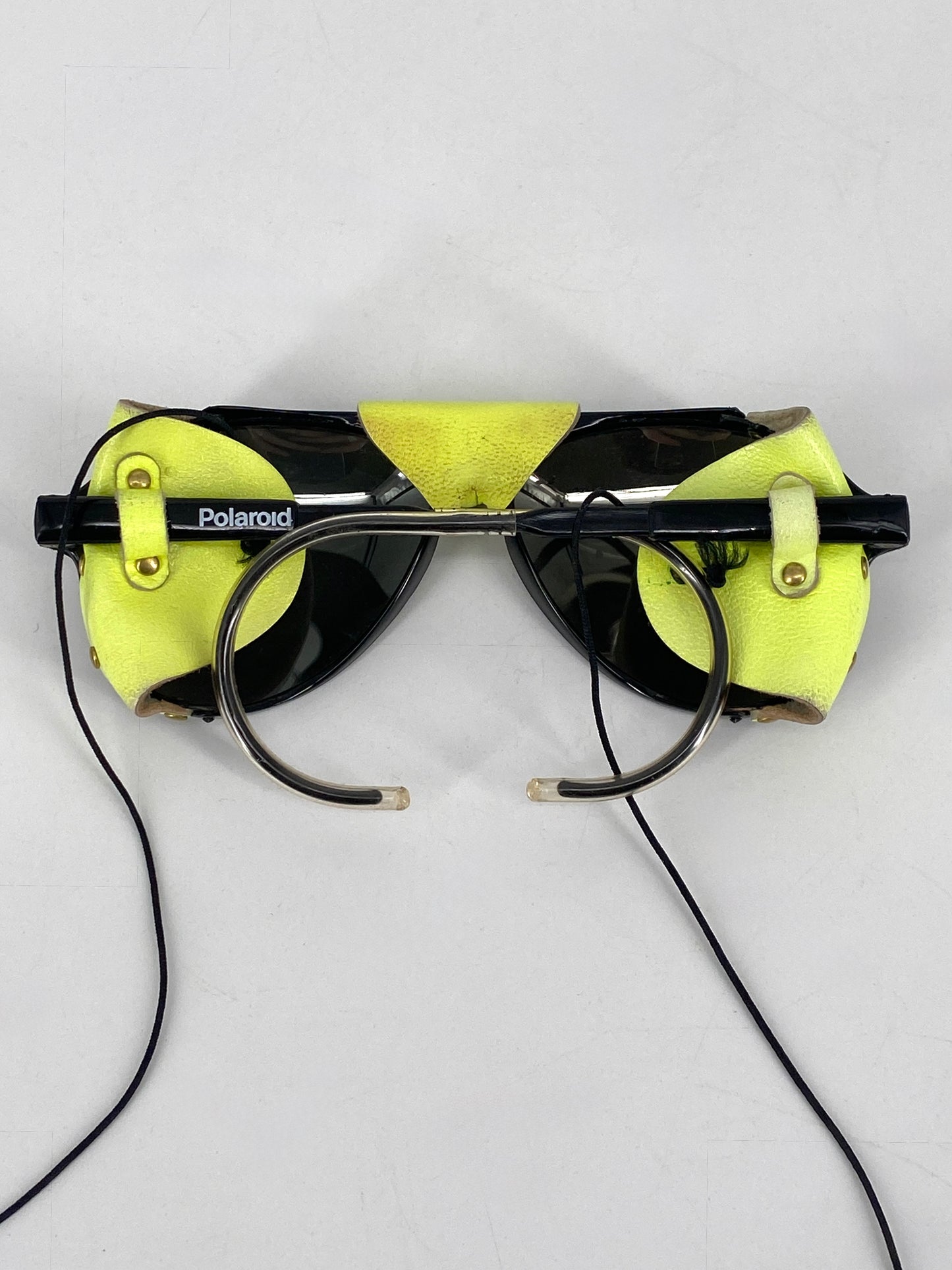 Gletscherbrille von Polaroid mit Lederklappen