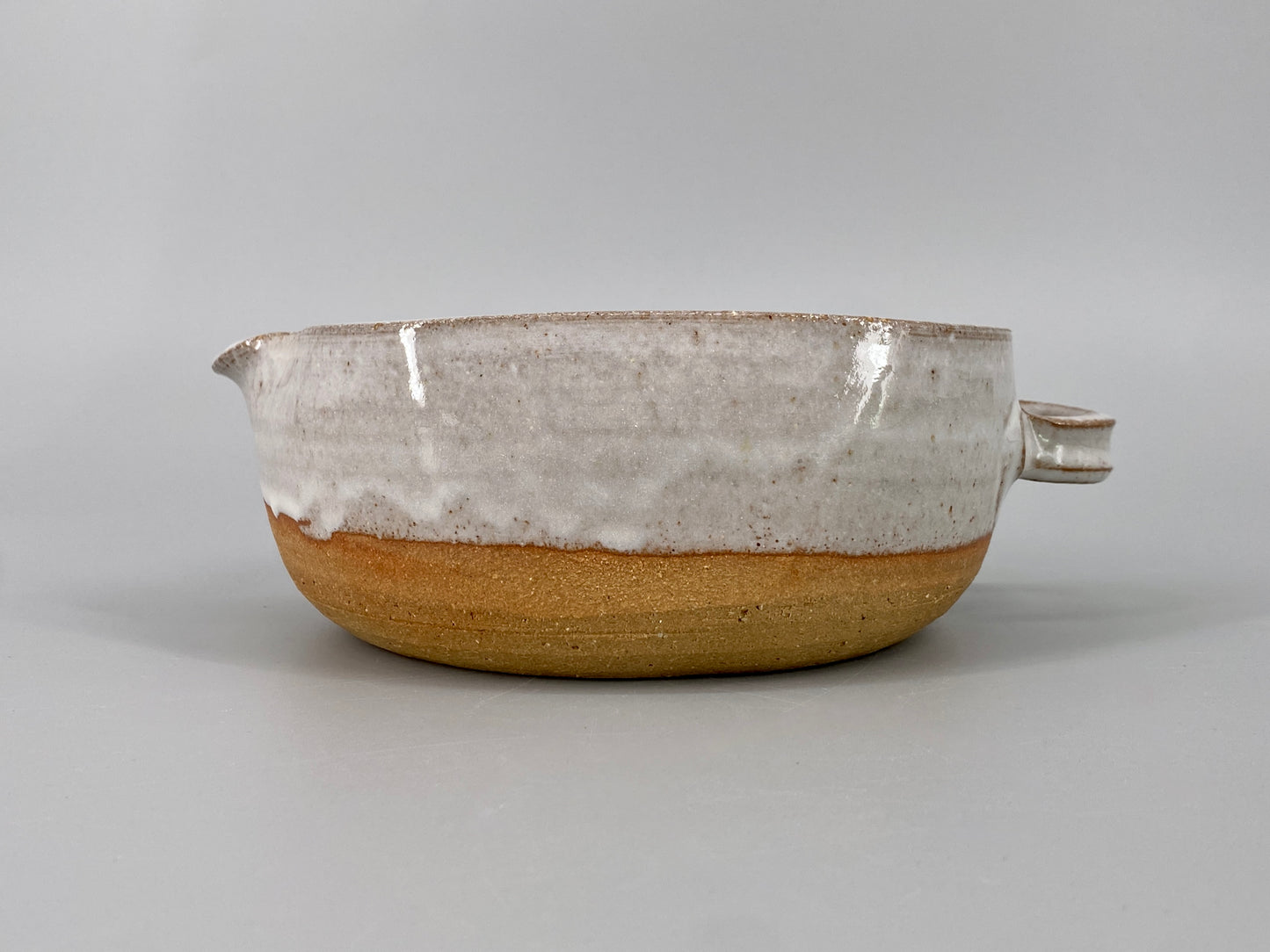 Handgetöpferte Keramikschale oder Saucier in heller Tauchglasur, vintage