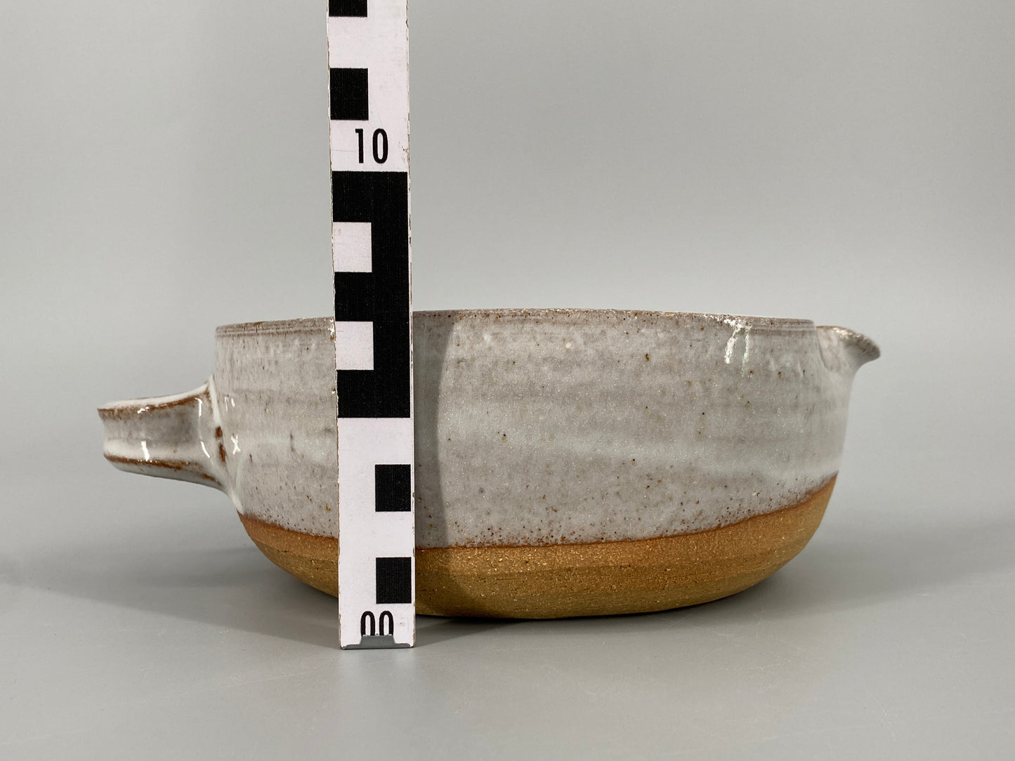 Handgetöpferte Keramikschale oder Saucier in heller Tauchglasur, vintage