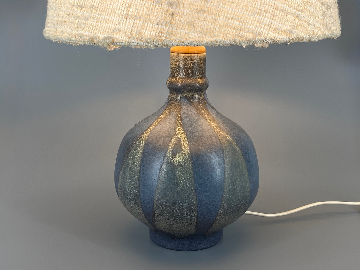 Tischlampe "7713" von Karlsruher Keramik mit originalem Stoffschirm, 50/60er