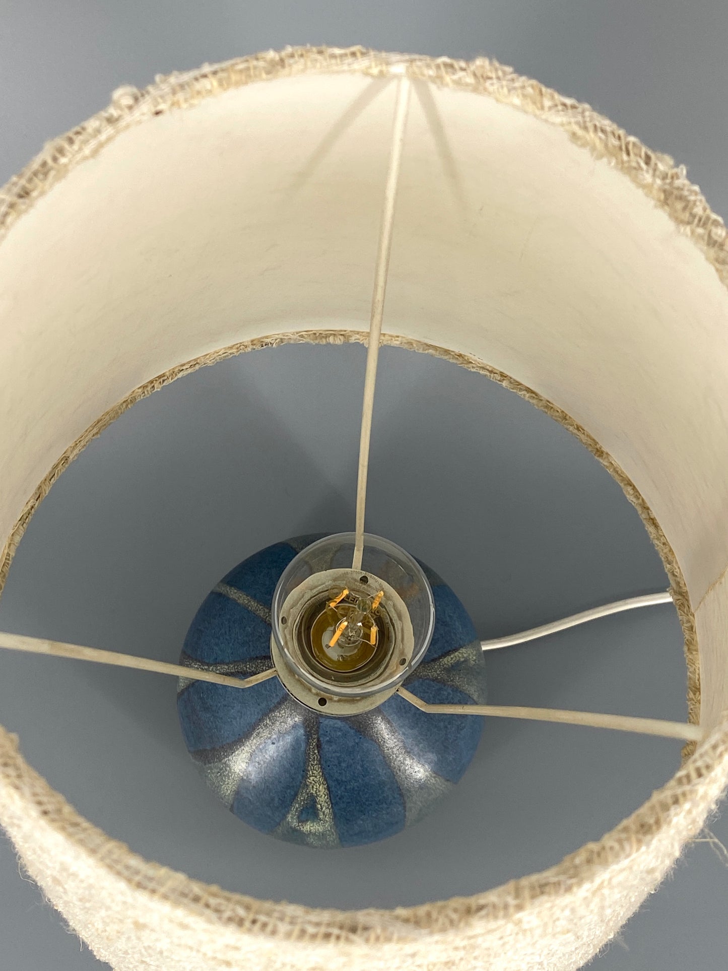 Tischlampe "7713" von Karlsruher Keramik mit originalem Stoffschirm, 50/60er