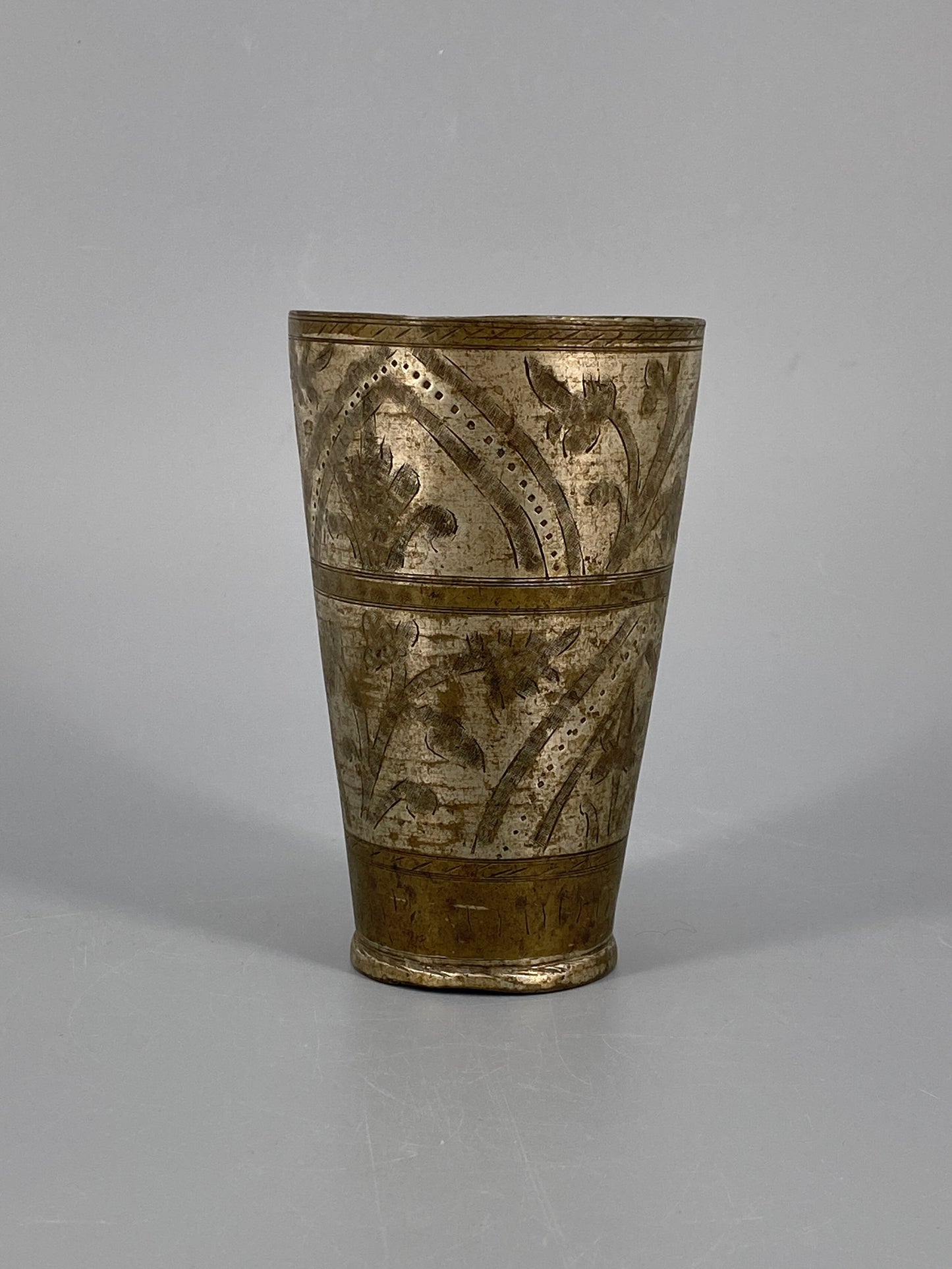 Zinn Becher mit Gravur Ornamenten