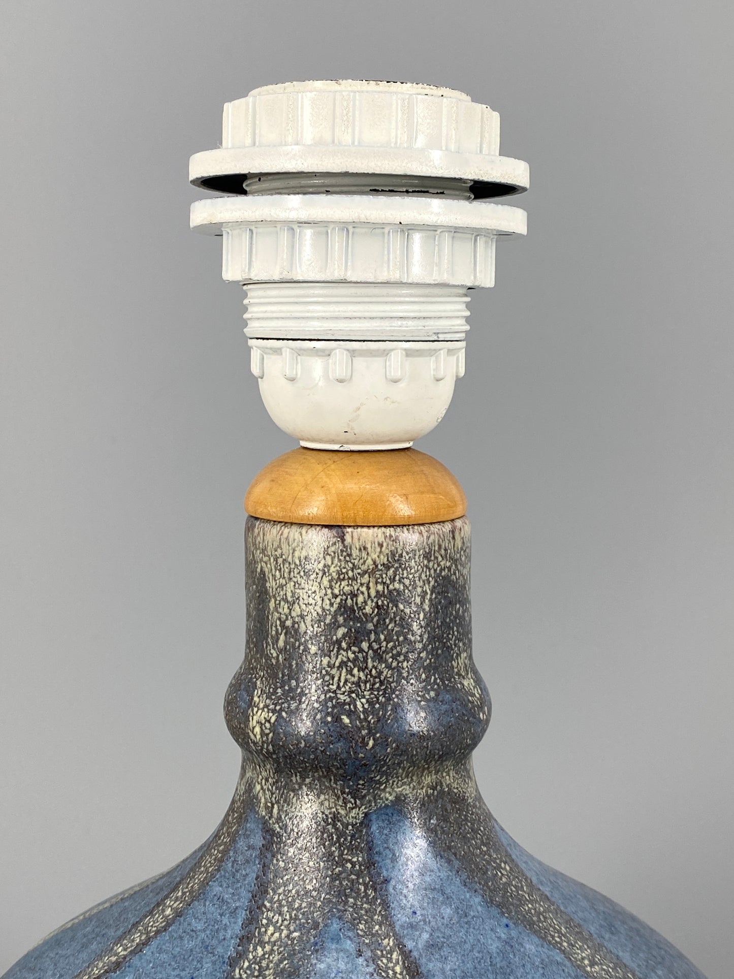 Tischlampe "7713" von Karlsruher Keramik mit originalem Stoffschirm, 50/60er