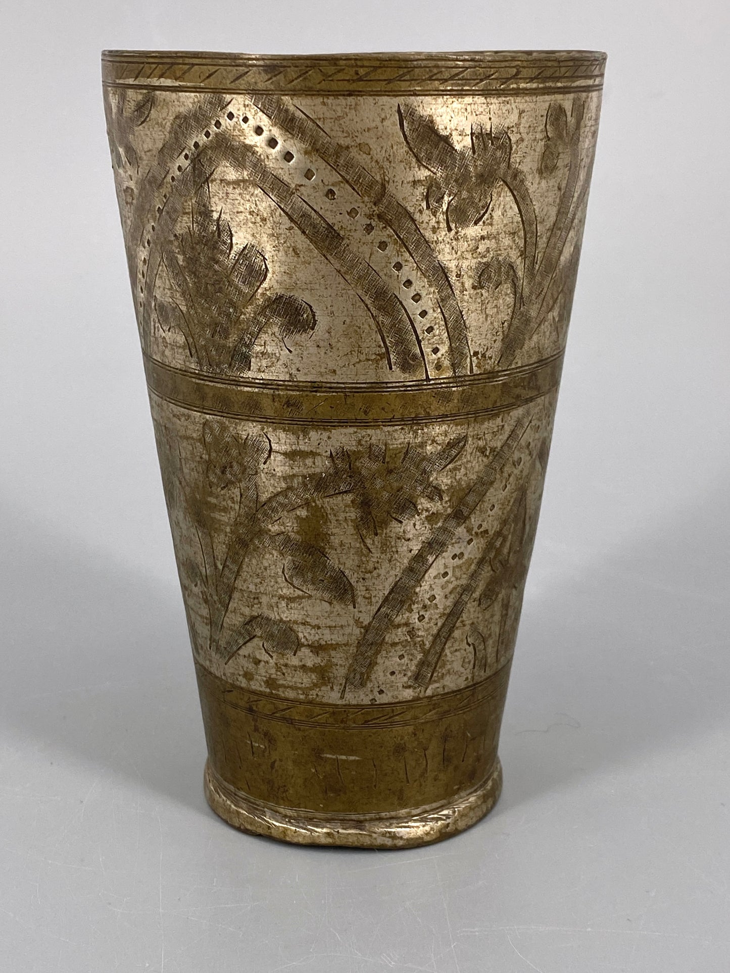 Zinn Becher mit Gravur Ornamenten