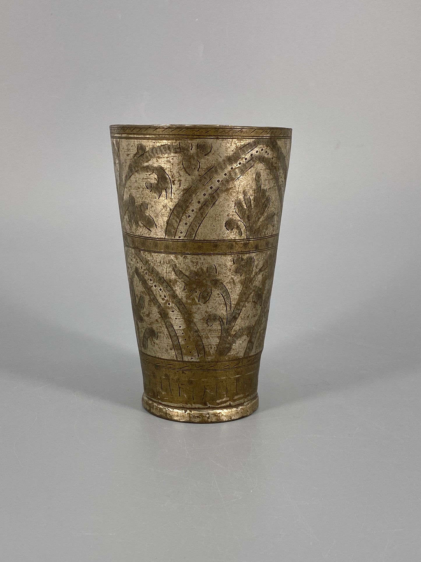 Zinn Becher mit Gravur Ornamenten
