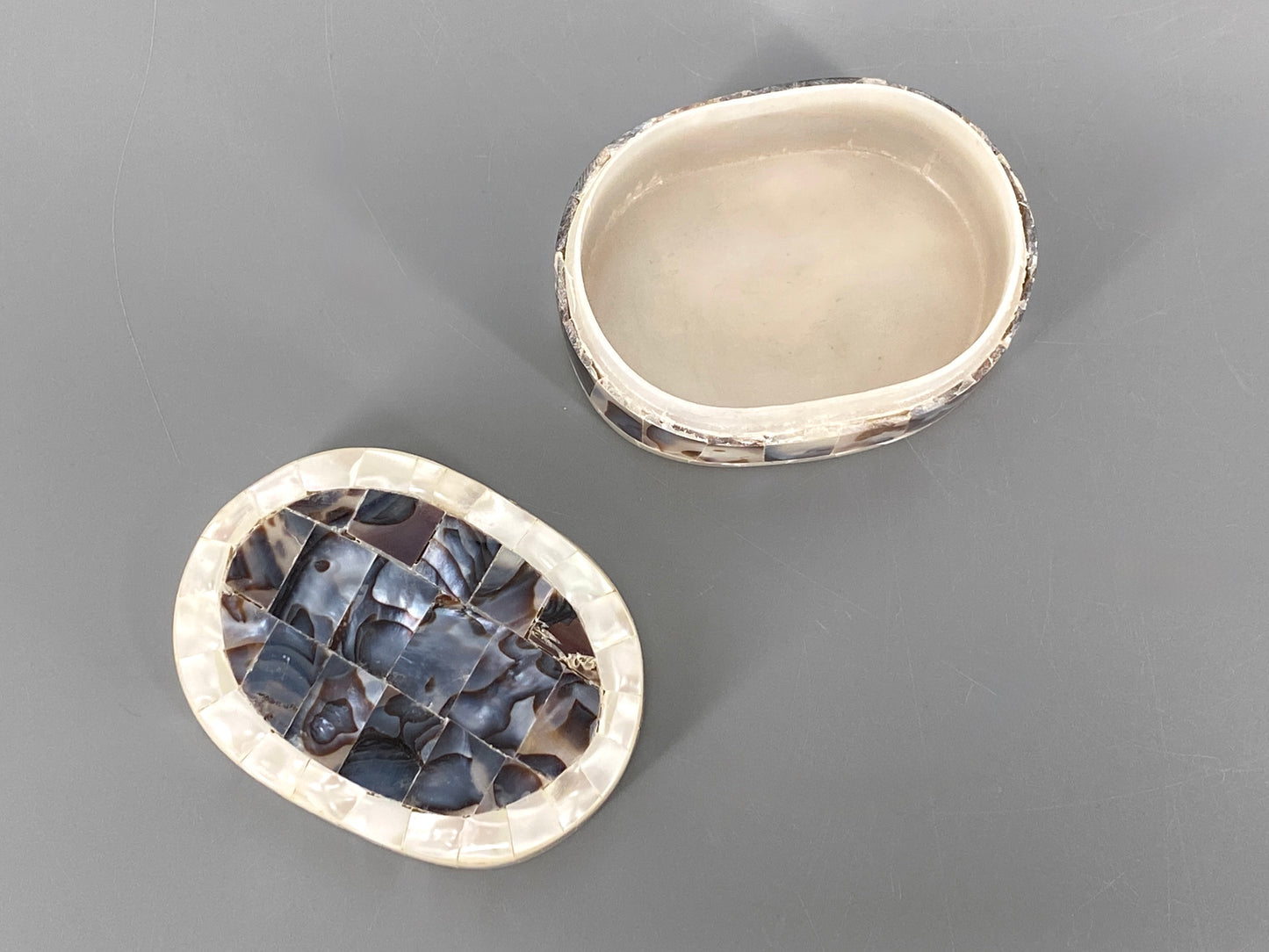 kleine ovale Schatulle mit Perlmutt Intarsien