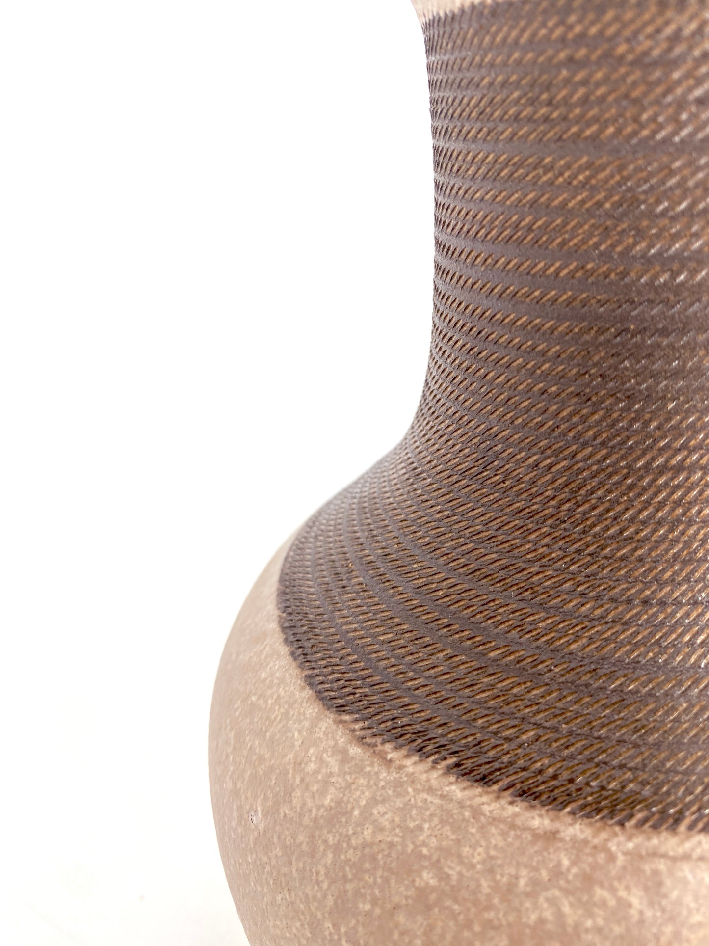 Handgedrehte Vase, Muster-Stempelverzierung am Hals