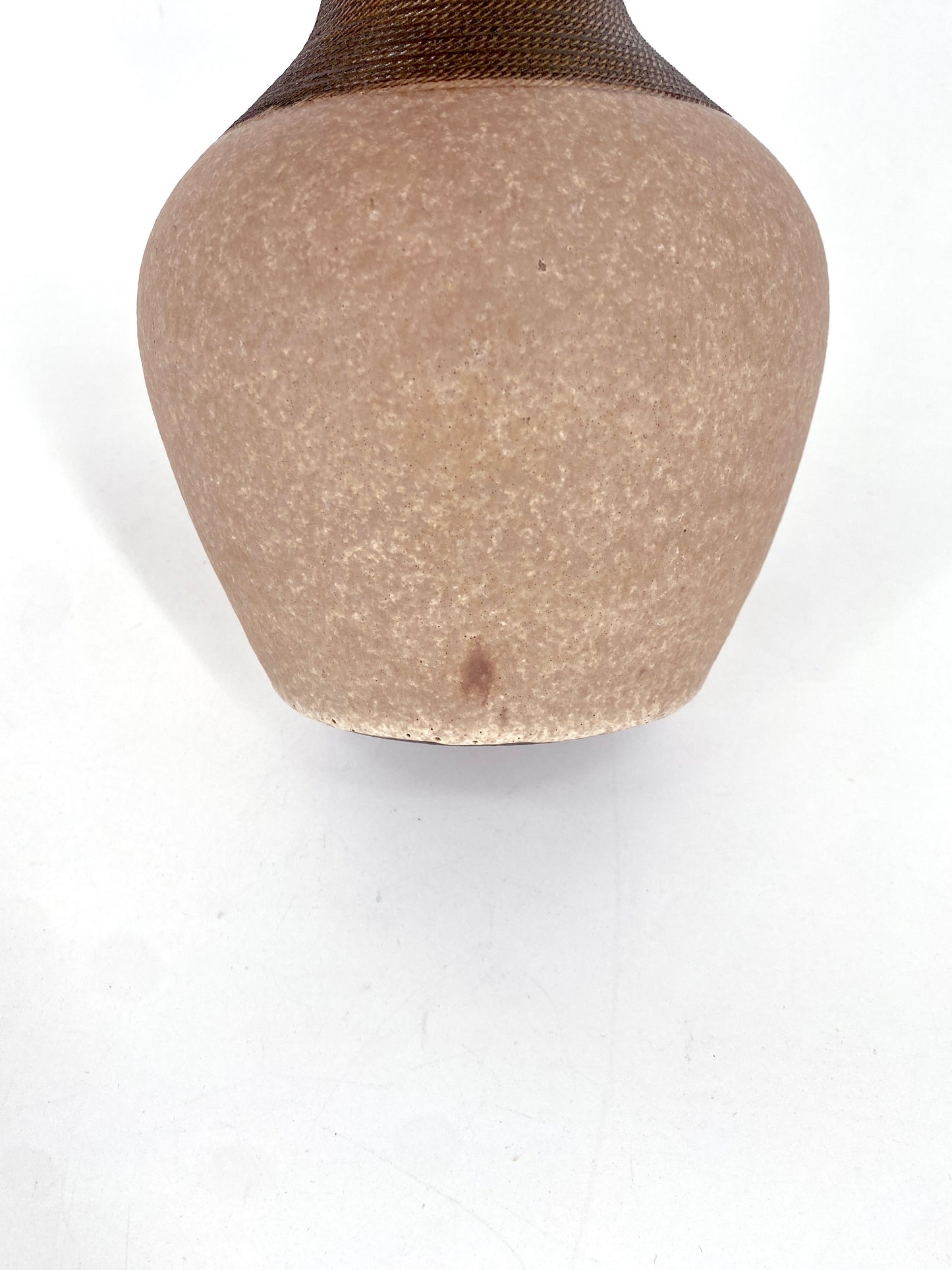 Handgedrehte Vase, Muster-Stempelverzierung am Hals