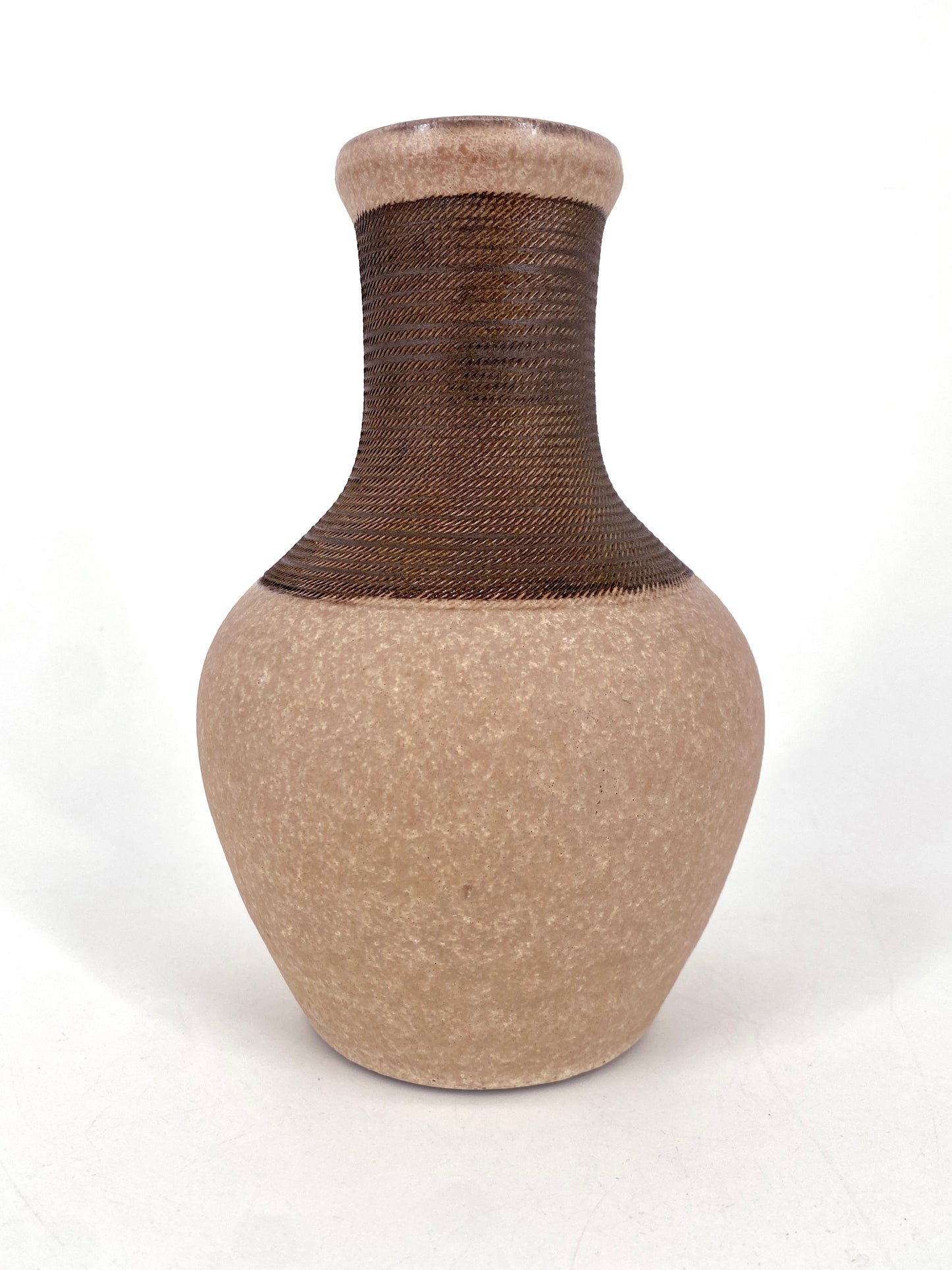 Handgedrehte Vase, Muster-Stempelverzierung am Hals