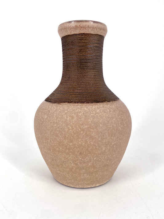 Handgedrehte Vase, Muster-Stempelverzierung am Hals