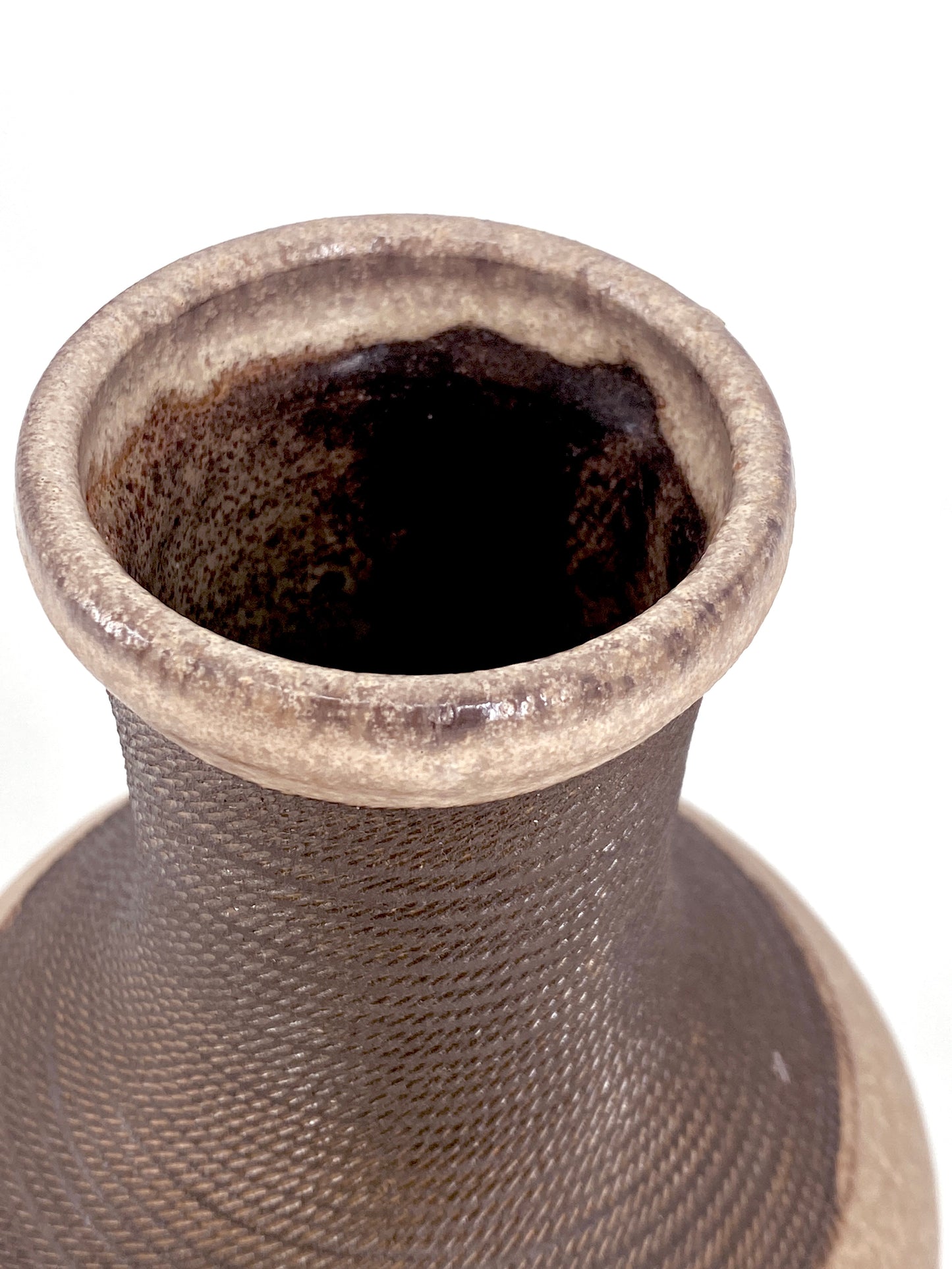 Handgedrehte Vase, Muster-Stempelverzierung am Hals