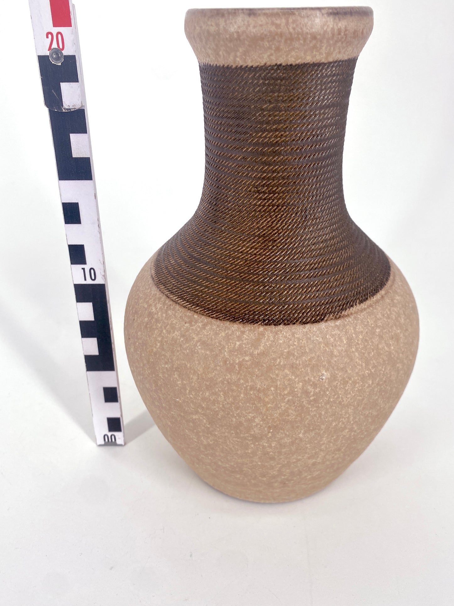 Handgedrehte Vase, Muster-Stempelverzierung am Hals