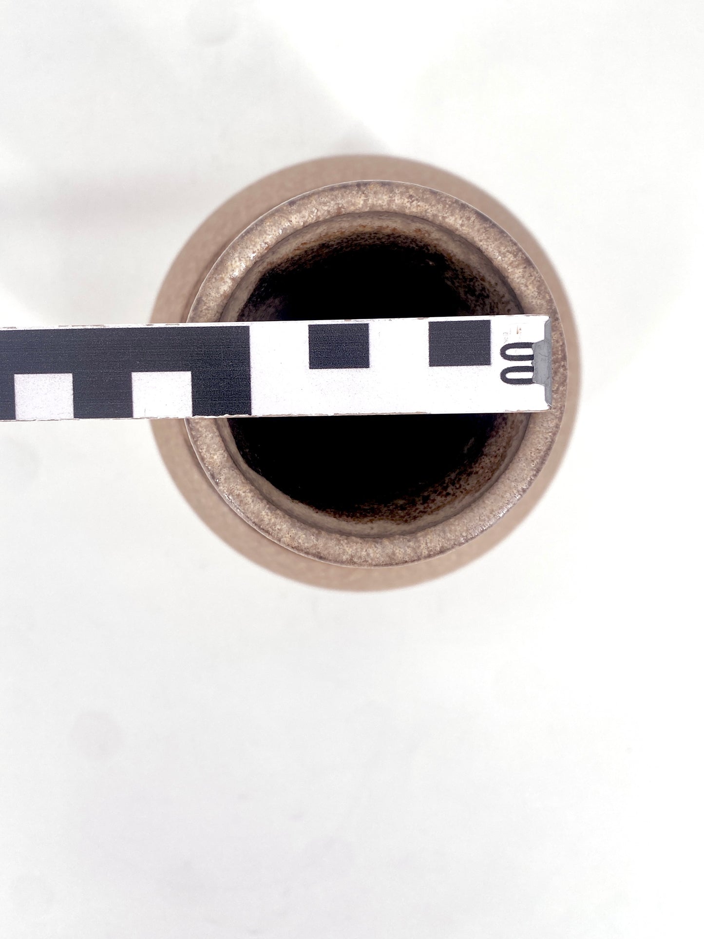 Handgedrehte Vase, Muster-Stempelverzierung am Hals