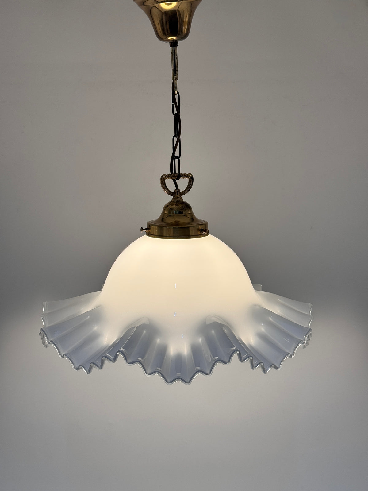 VINTAGE HÄNGELAMPE AUS MESSING &amp; MILCHGLAS MIT WELLENRAND IN LANDHAUSSTIL JUGENDSTIL