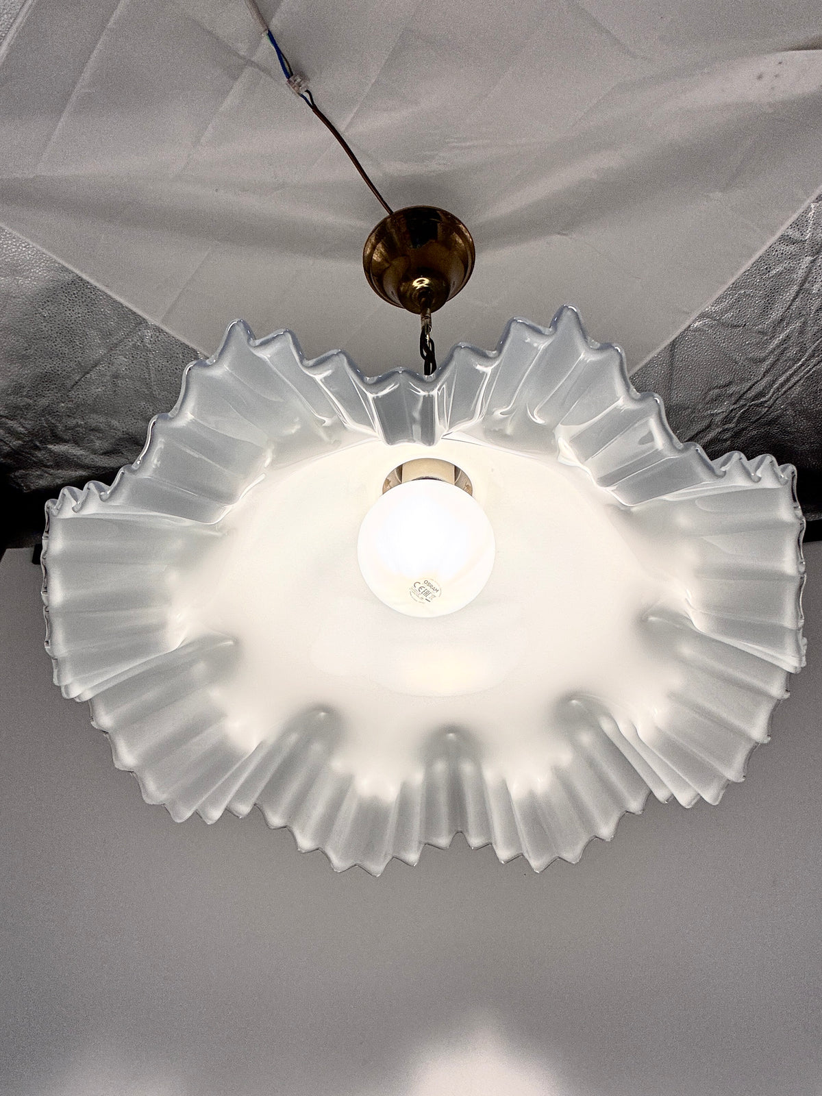 VINTAGE HÄNGELAMPE AUS MESSING &amp; MILCHGLAS MIT WELLENRAND IN LANDHAUSSTIL JUGENDSTIL