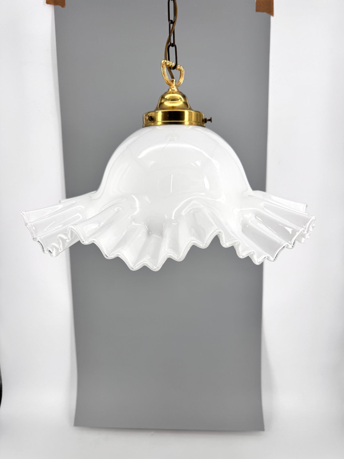 VINTAGE HÄNGELAMPE AUS MESSING &amp; MILCHGLAS MIT WELLENRAND IN LANDHAUSSTIL JUGENDSTIL