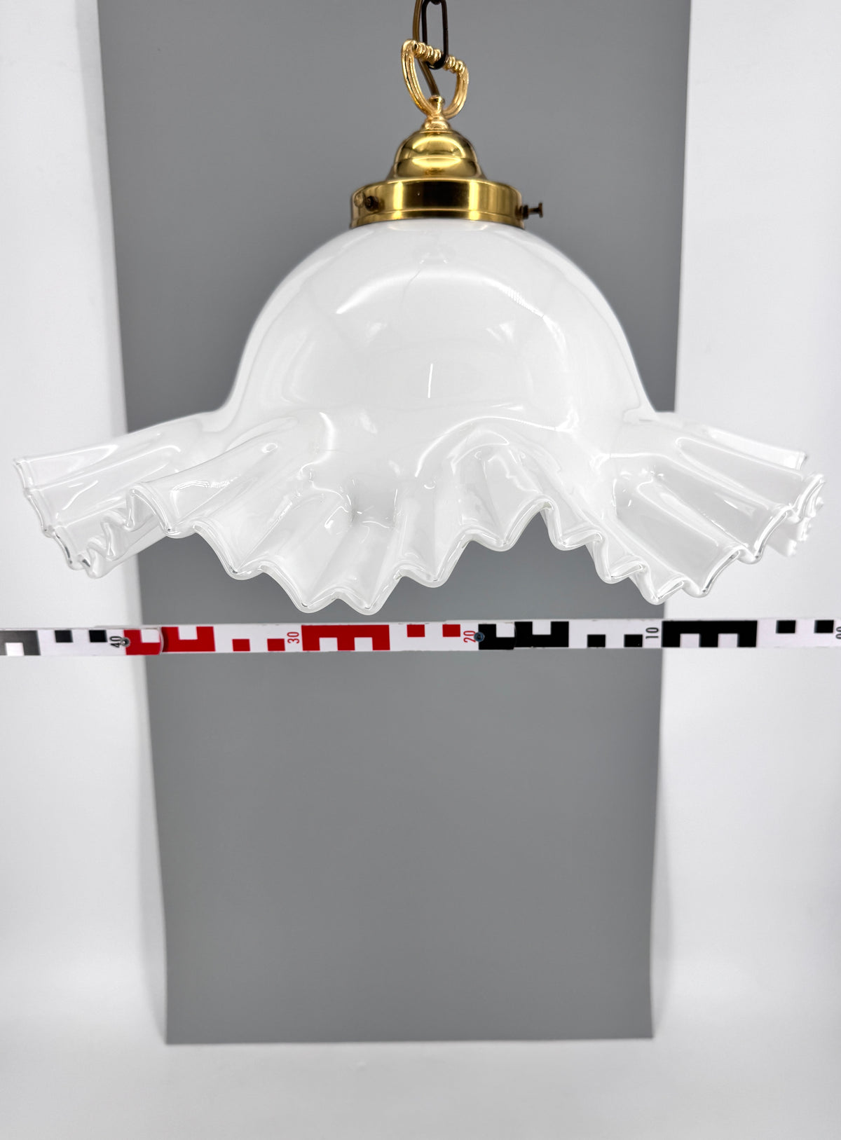 VINTAGE HÄNGELAMPE AUS MESSING &amp; MILCHGLAS MIT WELLENRAND IN LANDHAUSSTIL JUGENDSTIL