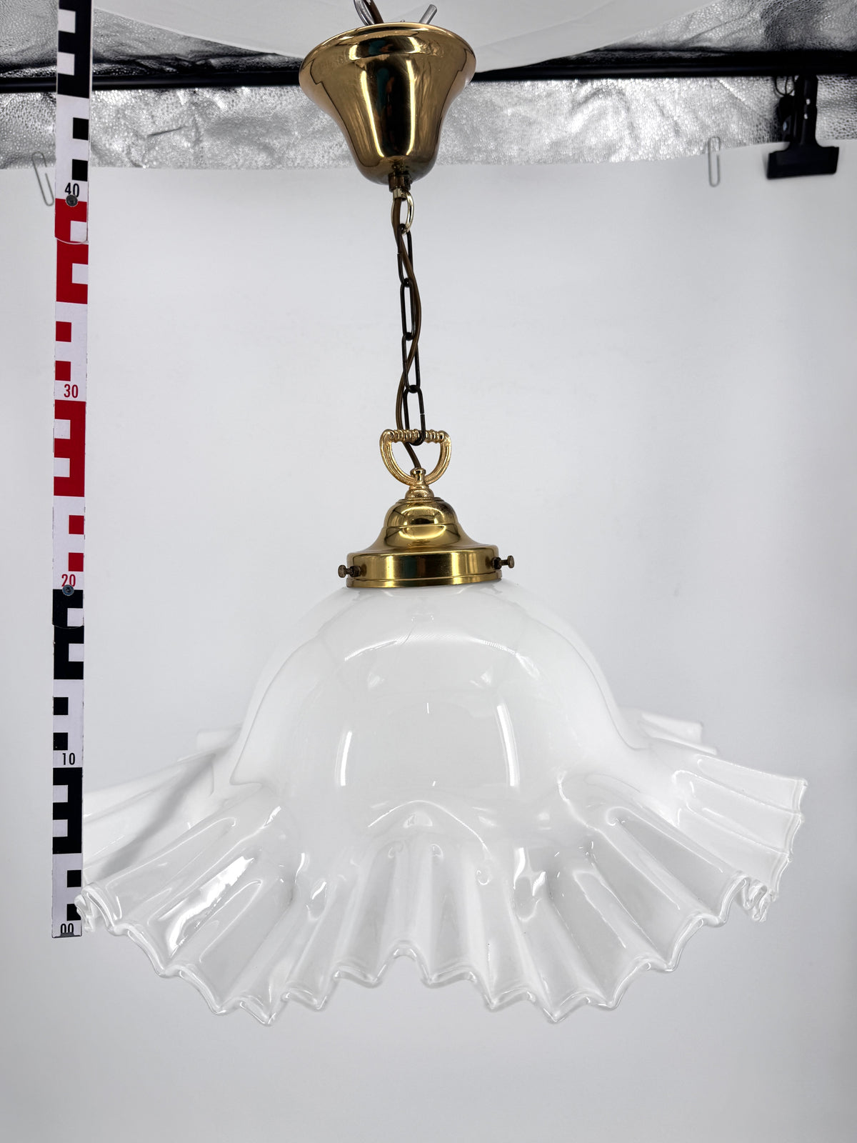 VINTAGE HÄNGELAMPE AUS MESSING &amp; MILCHGLAS MIT WELLENRAND IN LANDHAUSSTIL JUGENDSTIL