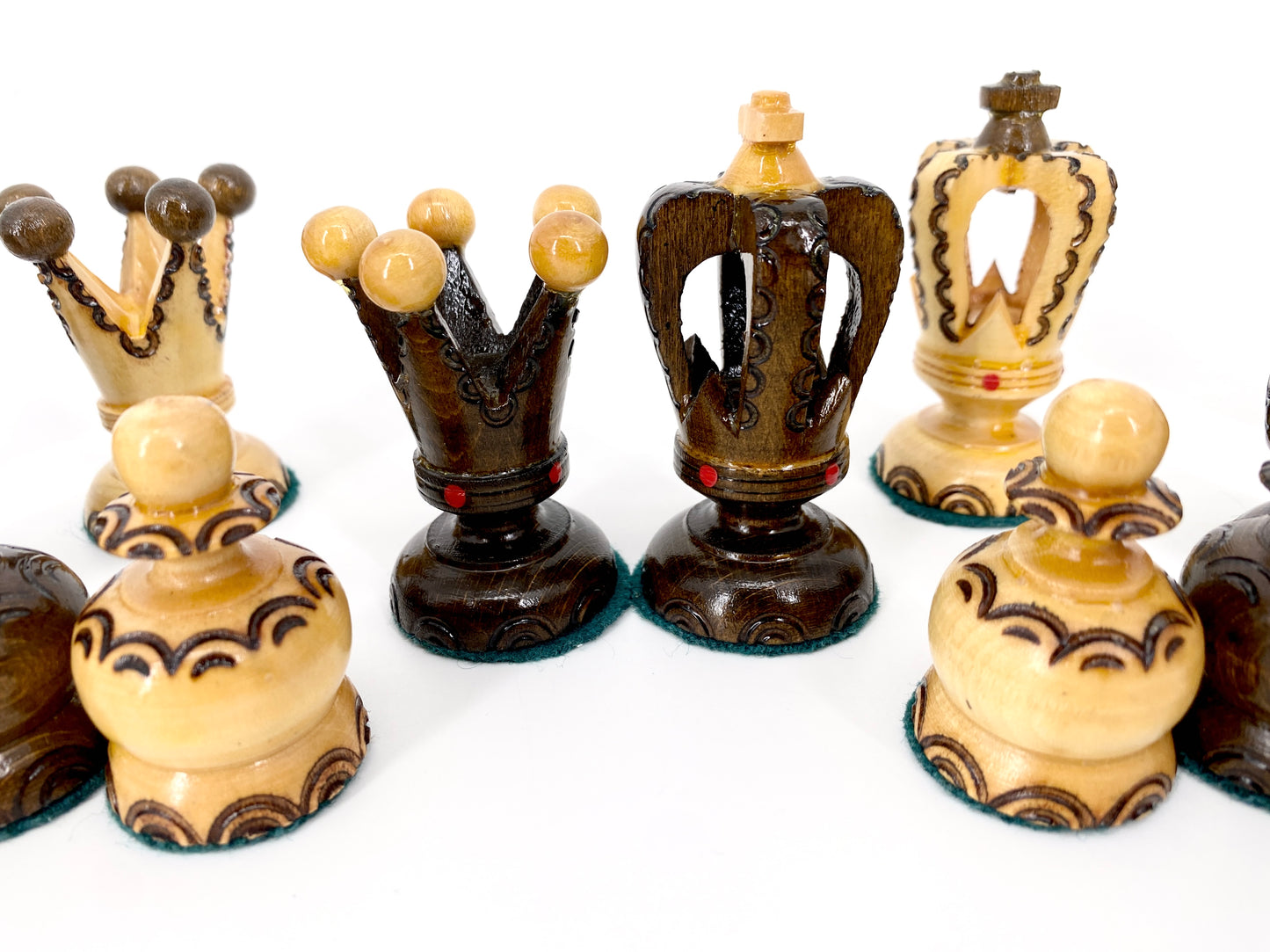 Schachset mit keltischer Ornamentierung, Schachbrett + Figuren. Holz