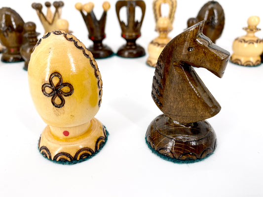 Schachset mit keltischer Ornamentierung, Schachbrett + Figuren. Holz