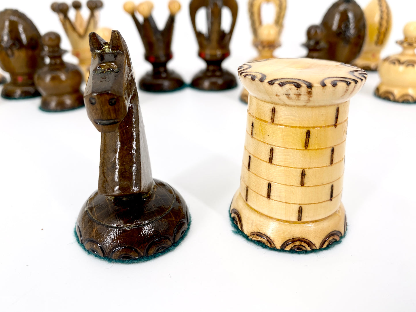 Schachset mit keltischer Ornamentierung, Schachbrett + Figuren. Holz