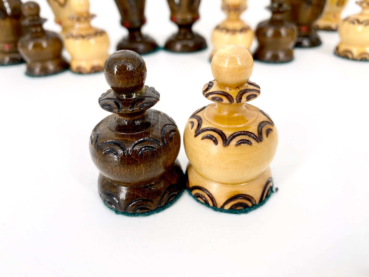 Schachset mit keltischer Ornamentierung, Schachbrett + Figuren. Holz