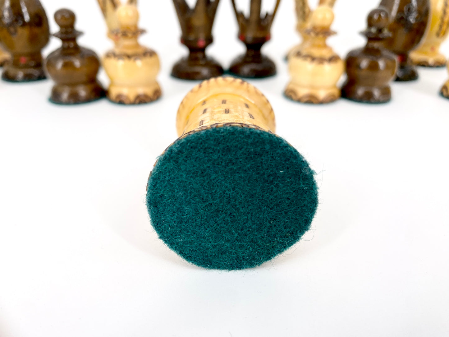 Schachset mit keltischer Ornamentierung, Schachbrett + Figuren. Holz